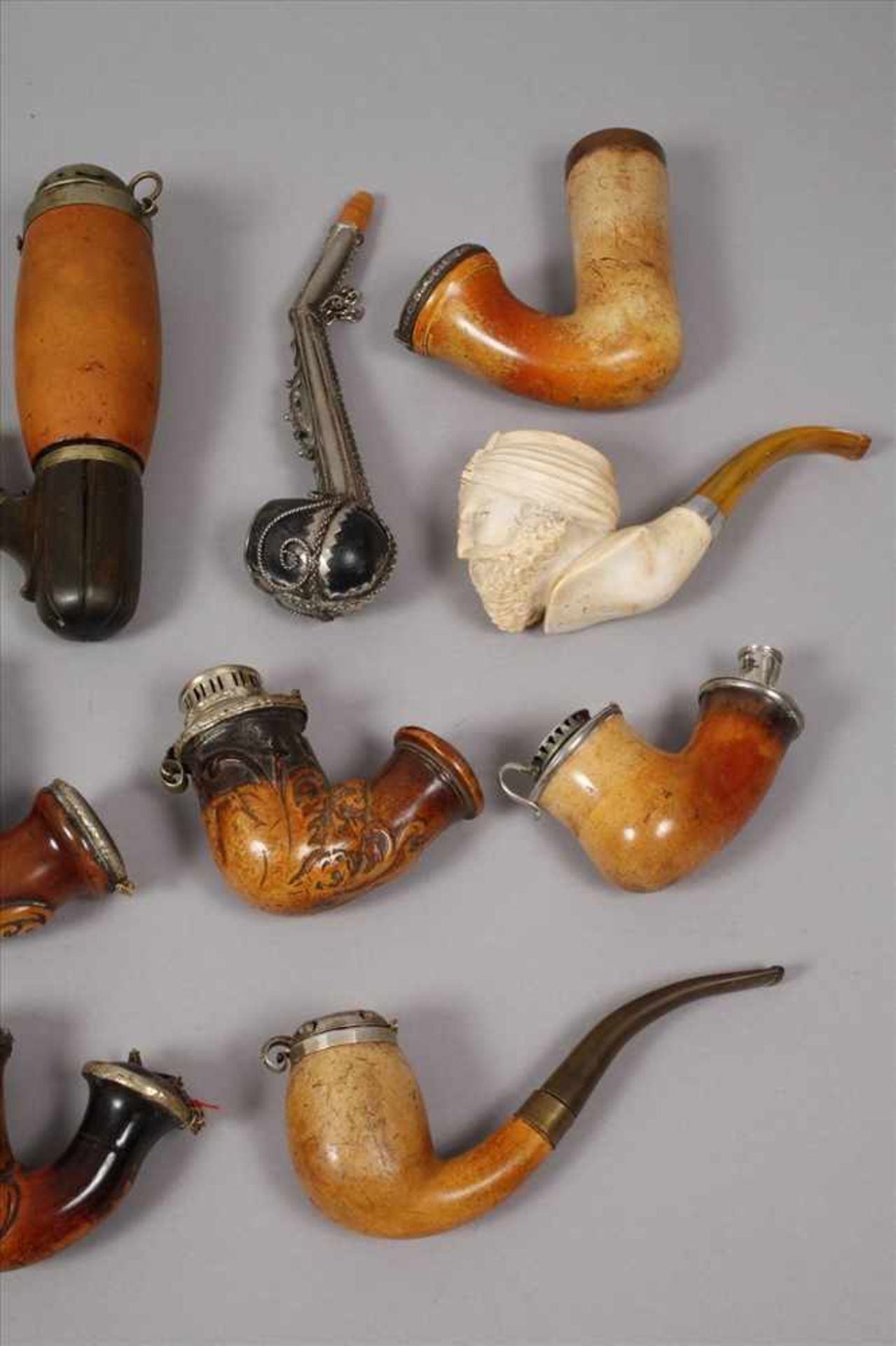 Großes Konvolut Pfeifenköpfevorwiegend 19. Jh., 20 Stück, Meerschaum beschnitzt, mit - Bild 2 aus 4