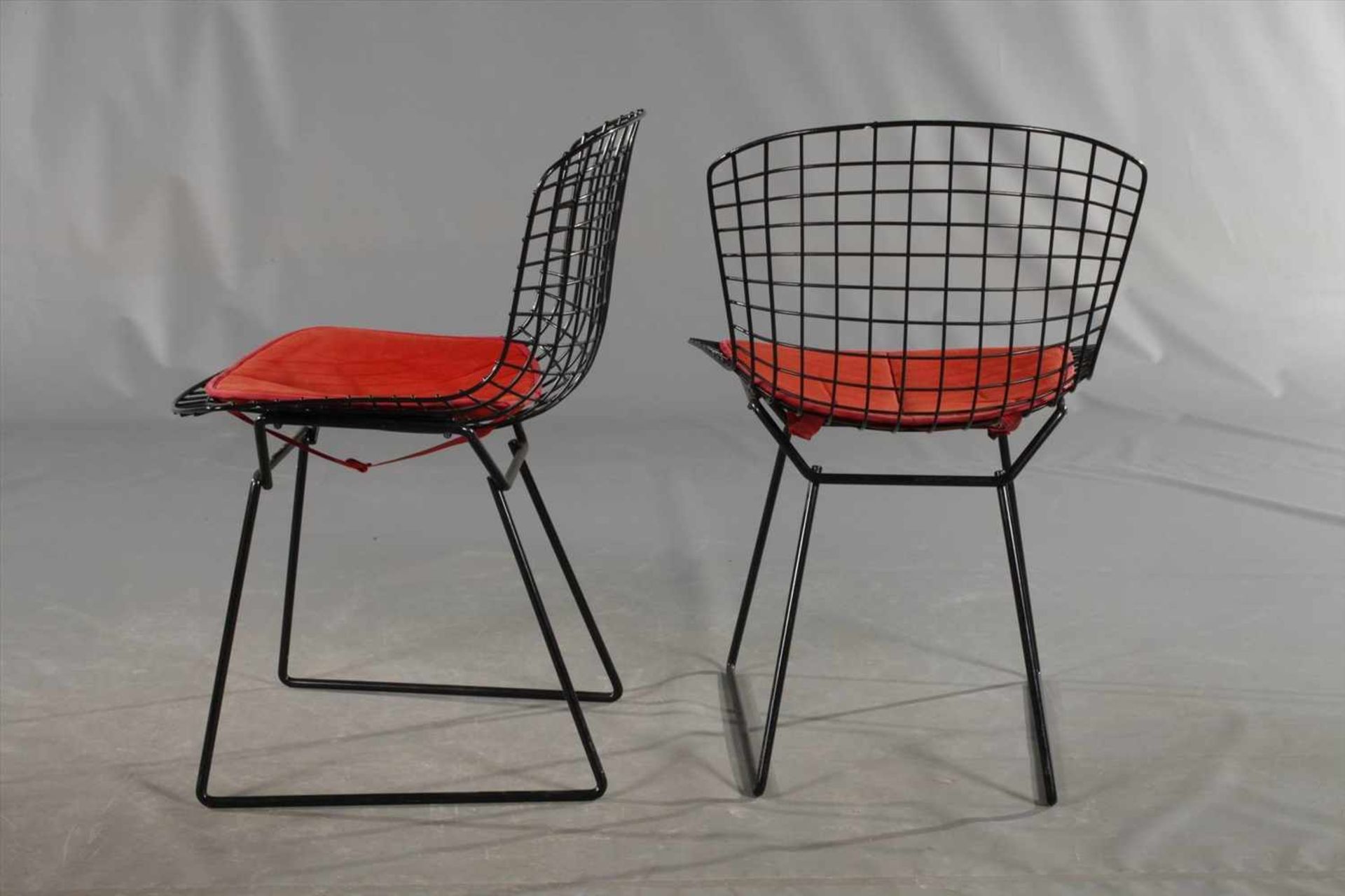 Vier Wire ChairsEntwurf Harry Bertoia 1950/52, Ausführung wohl 1990er Jahre, schwarz lackiertes - Bild 4 aus 4