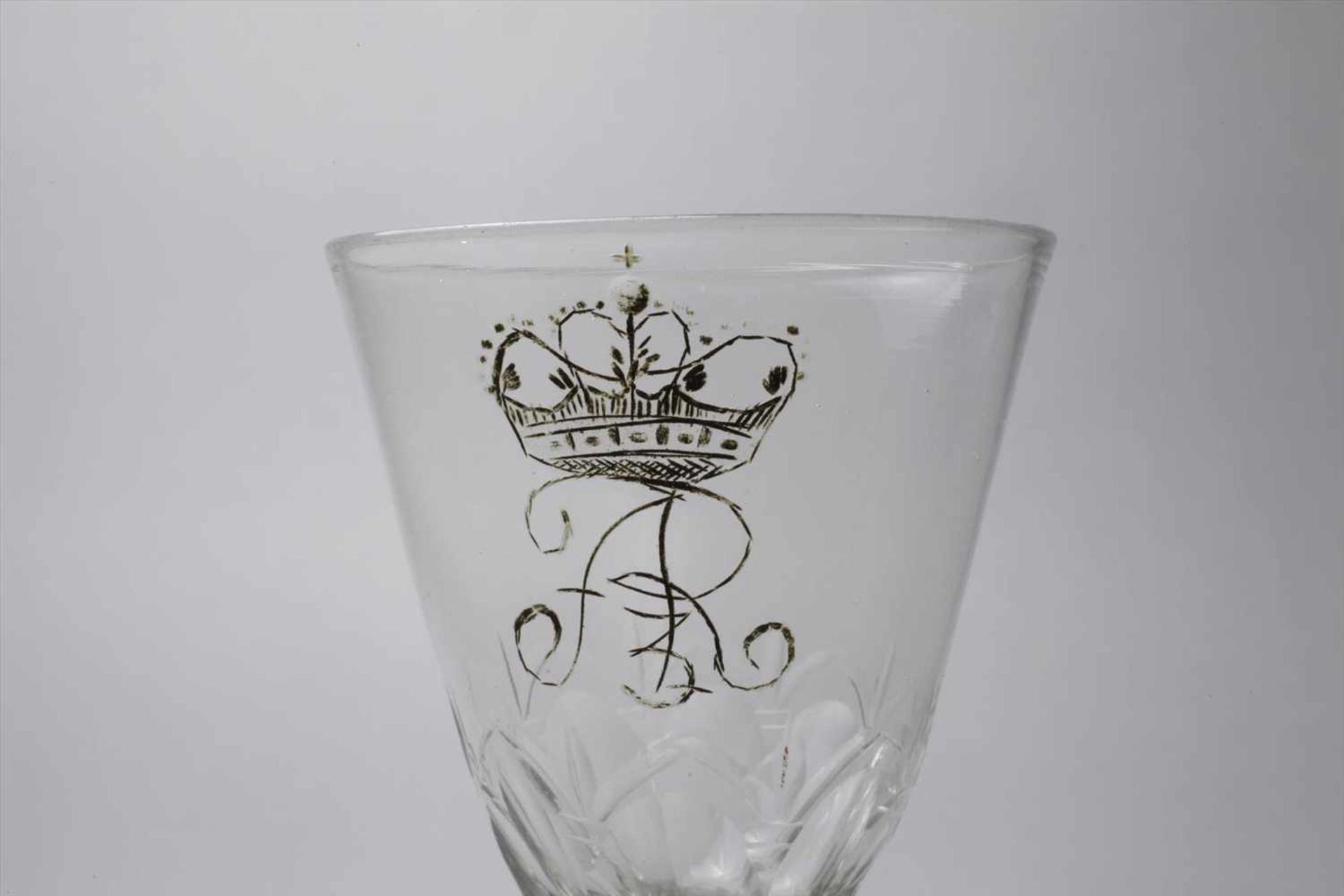 Kelchglas Friedrich August Sachsen, 1. Hälfte 18. Jh., farbloses, leicht blasiges Glas, - Bild 2 aus 3