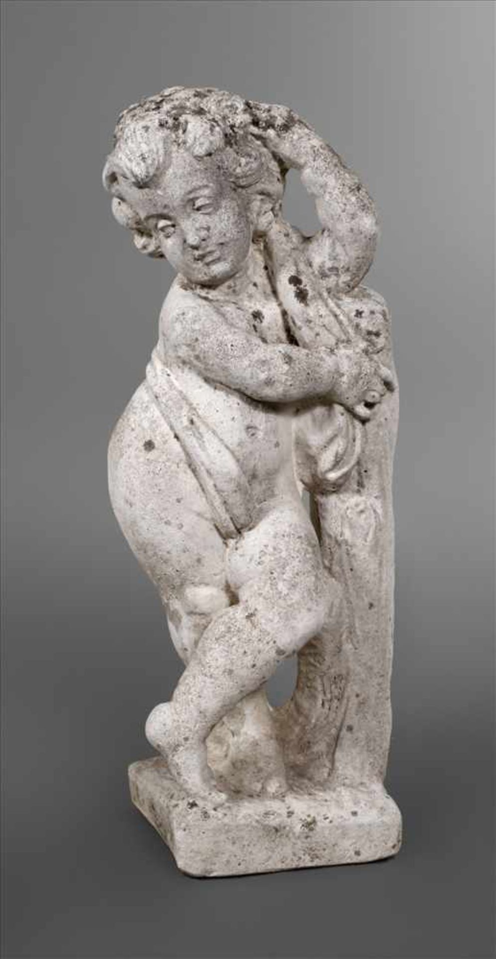 Gartenfigur Putto20. Jh., Steinguss, Putto an Baumstumpf, geringe Altersspuren, H 58 cm.