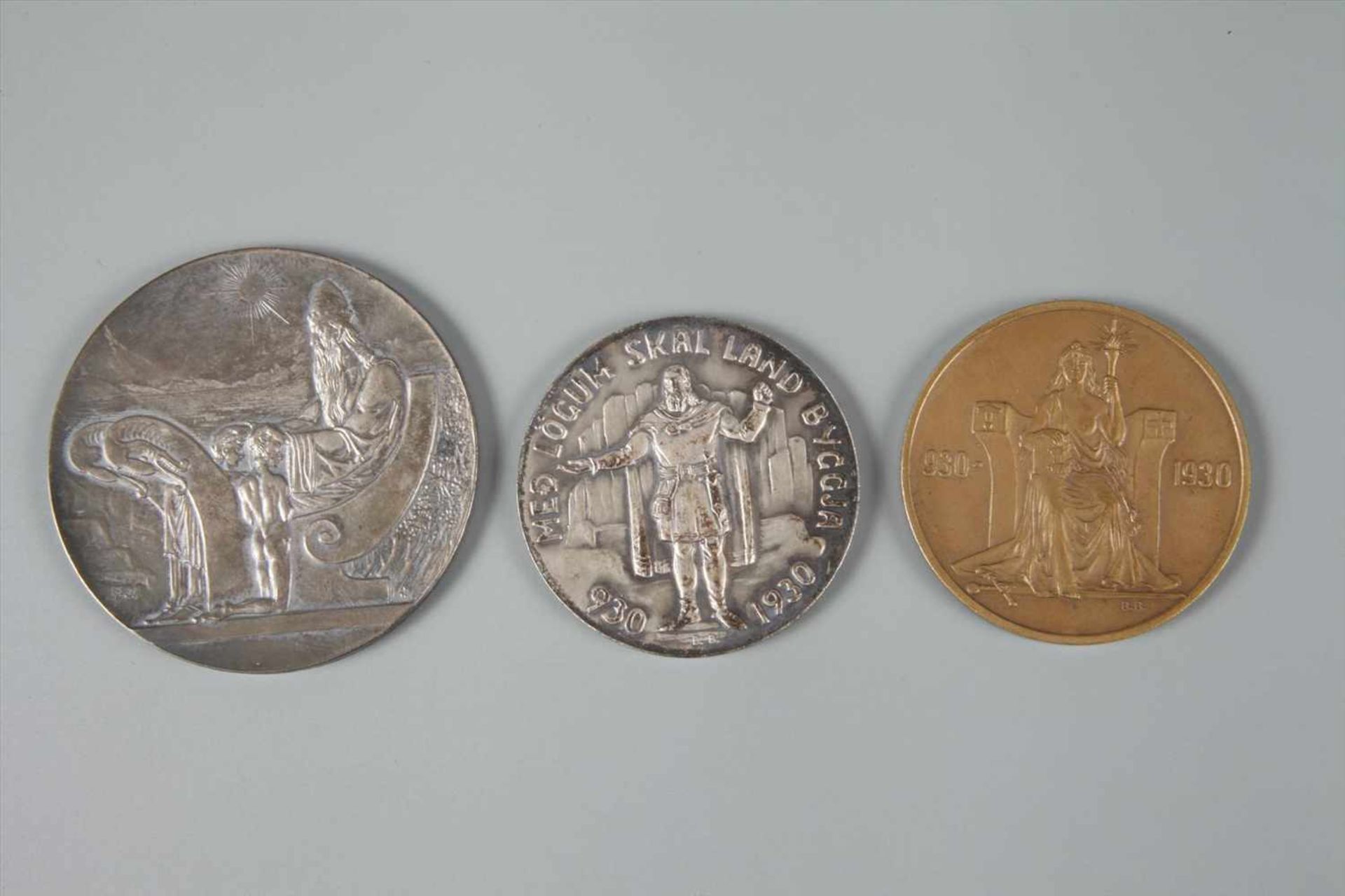 Drei Münzen Island im Etui Tausendjahrfeier Alting 1930, 2, 5 und 10 Kronen, vz, Etui hat sich - Bild 3 aus 3