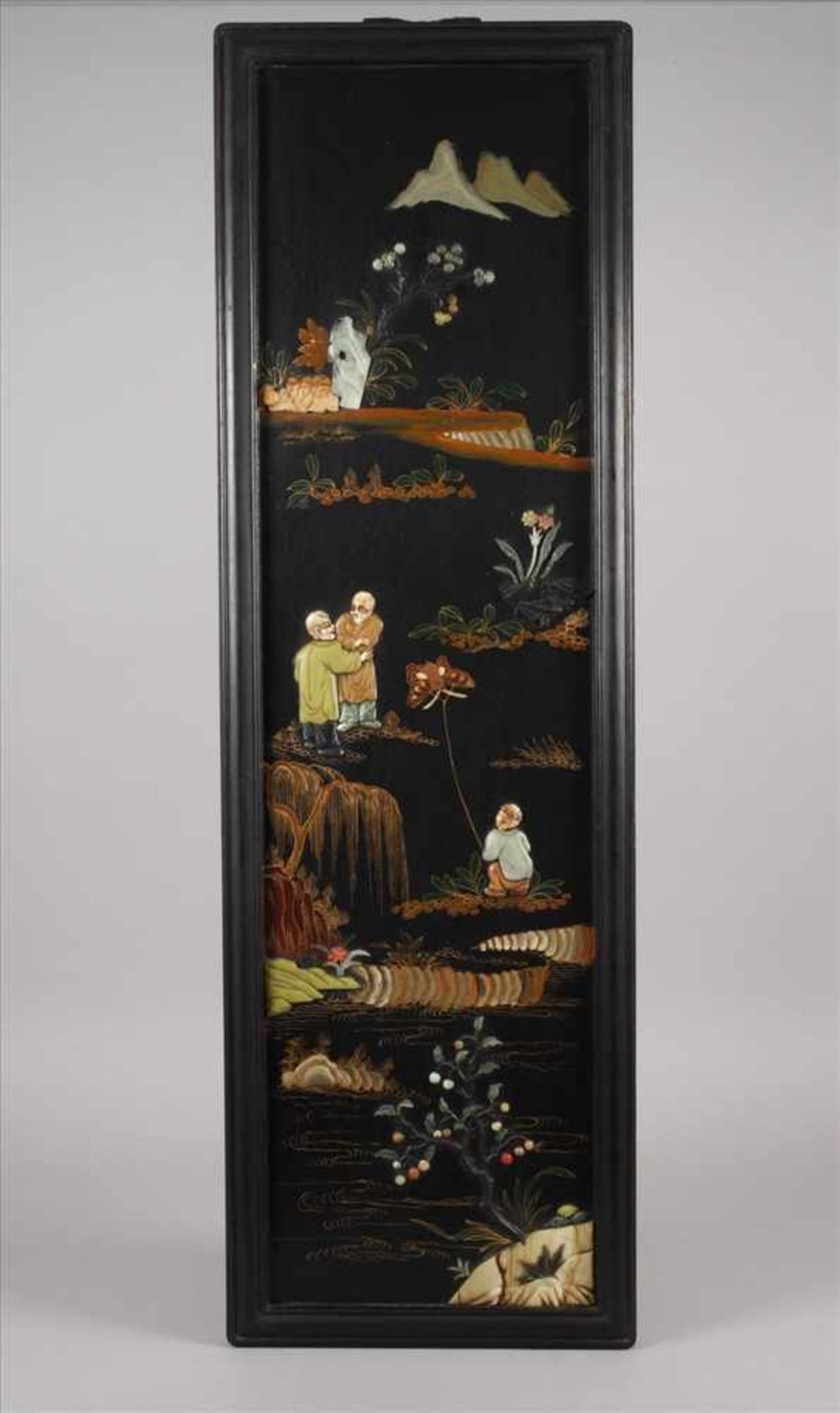 Vier Wandpaneele mit SteinschnitzereienChina, 20. Jh., ungemarkt, schwarzer, mehrfarbig bemalter, - Bild 3 aus 9