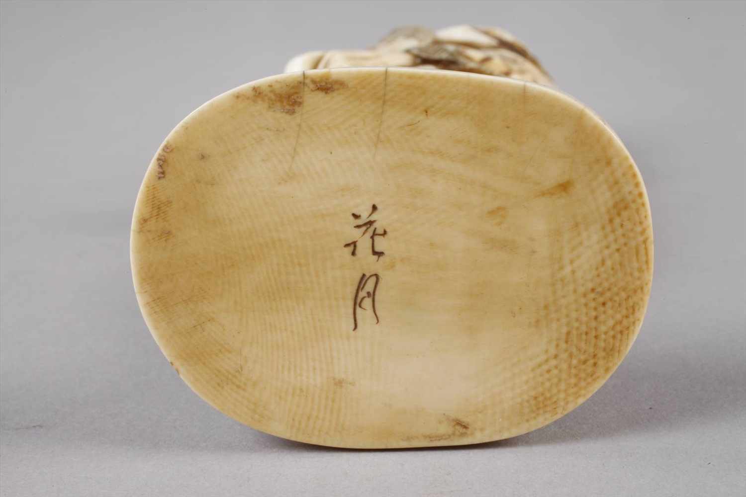 OkimonoEnde 19. Jh., signiert, Elfenbein beschnitzt, graviert und teils farbig gefasst, mehrteilig - Image 5 of 6