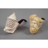 Zwei Meerschaumpfeifen19./20. Jh., Meerschaum aufwendig beschnitzt, figürlicher Pfeifenkopf in