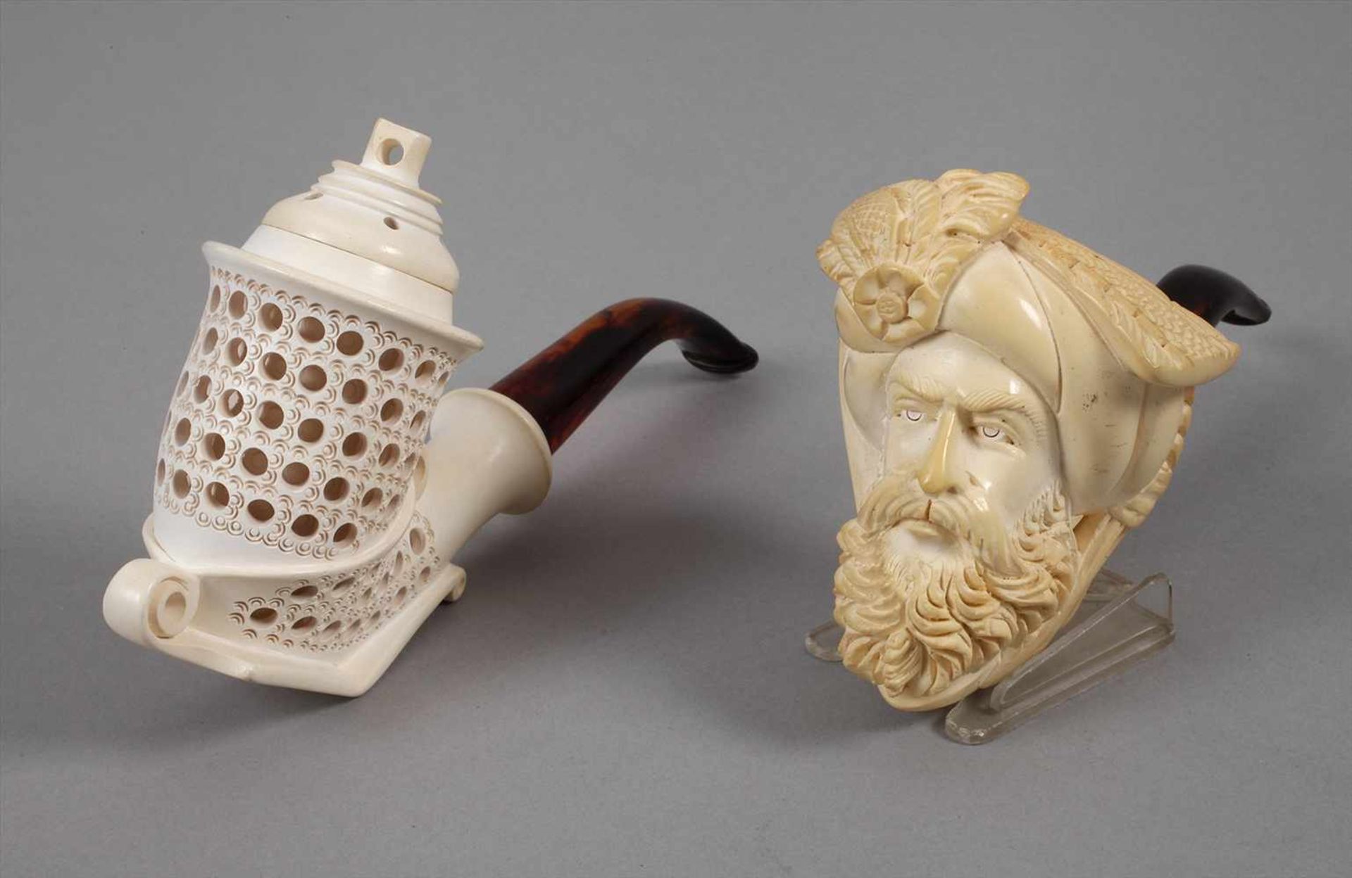 Zwei Meerschaumpfeifen19./20. Jh., Meerschaum aufwendig beschnitzt, figürlicher Pfeifenkopf in