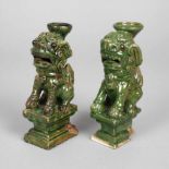 Paar figürliche LeuchterChina, Ende 19. Jh., Feinsteinzeug grün glasiert, Öllämpchen in Form