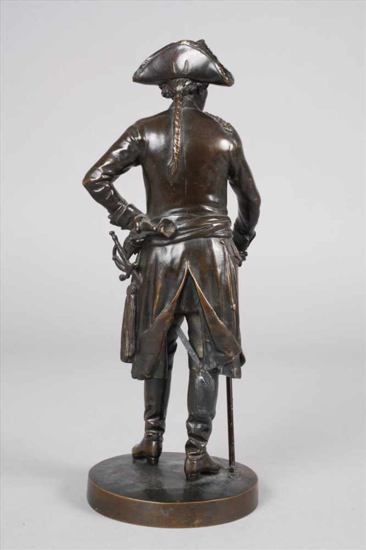 Friedrich II. "Alter Fritz"20. Jh., unsigniert, Bronze dunkel patiniert, Darstellung des stehenden - Bild 3 aus 7