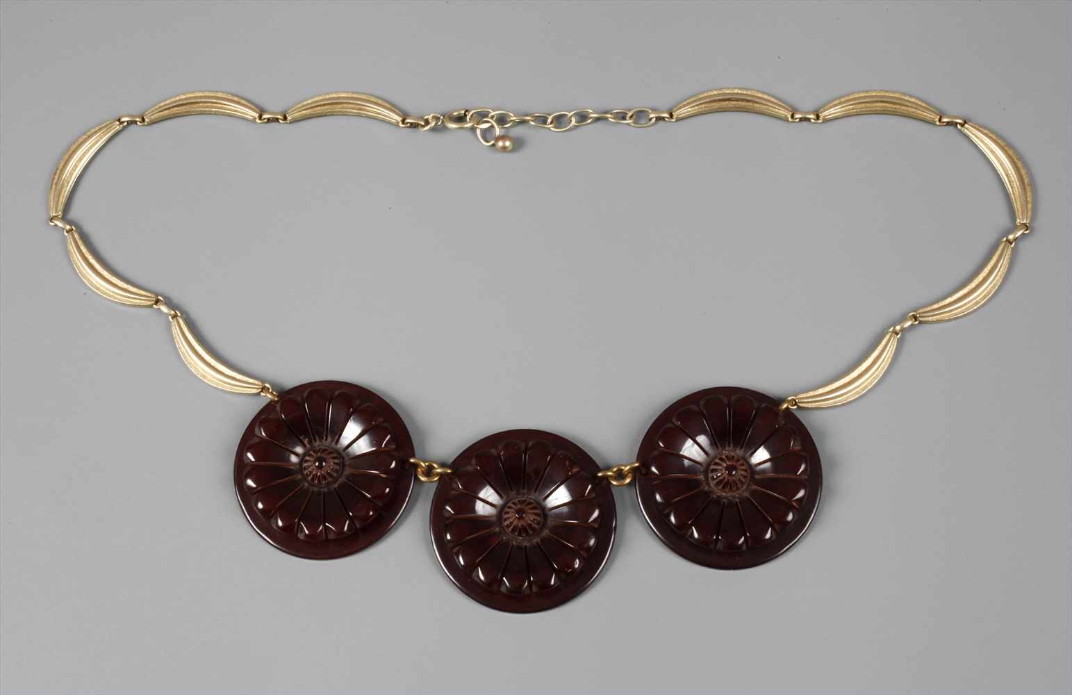 Collier Art découm 1920-30, Metall vergoldet, im Vorderteil drei Schmuckelemente aus Celluloid,