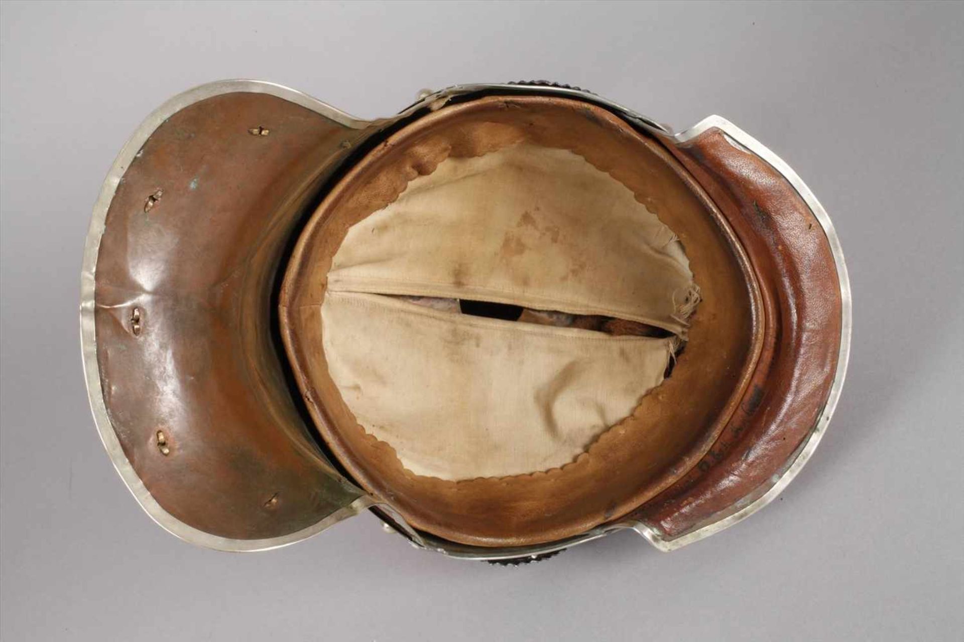 Helm M1889 für KürassierregimenterMannschaftsausführung, Tombakglocke mit silbernen Einfassungen, - Bild 5 aus 11