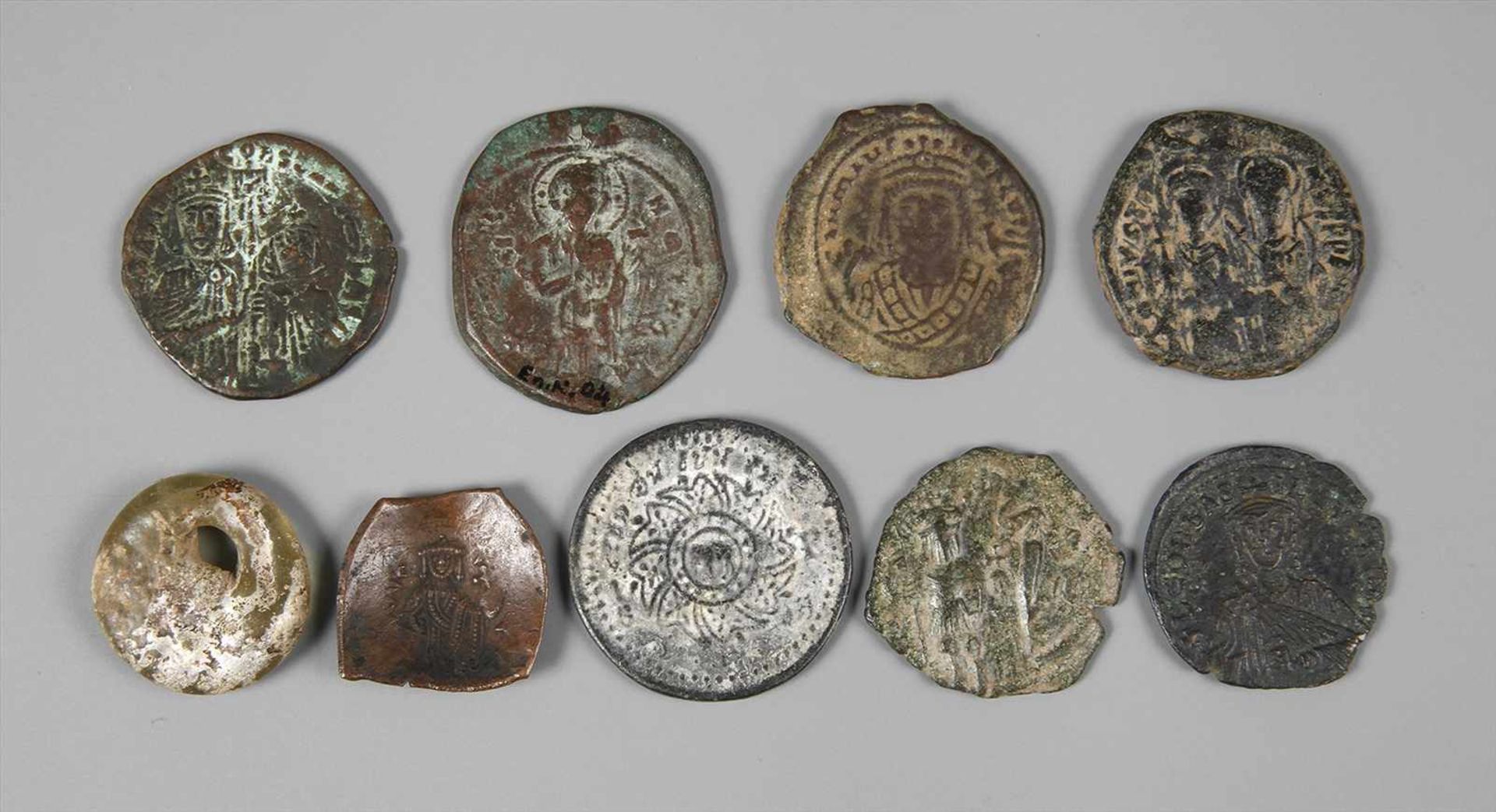 Konvolut byzantinisch-spätrömische Münzenacht Münzen, dabei eine AE-Schüsselmünze sowie wohl eine