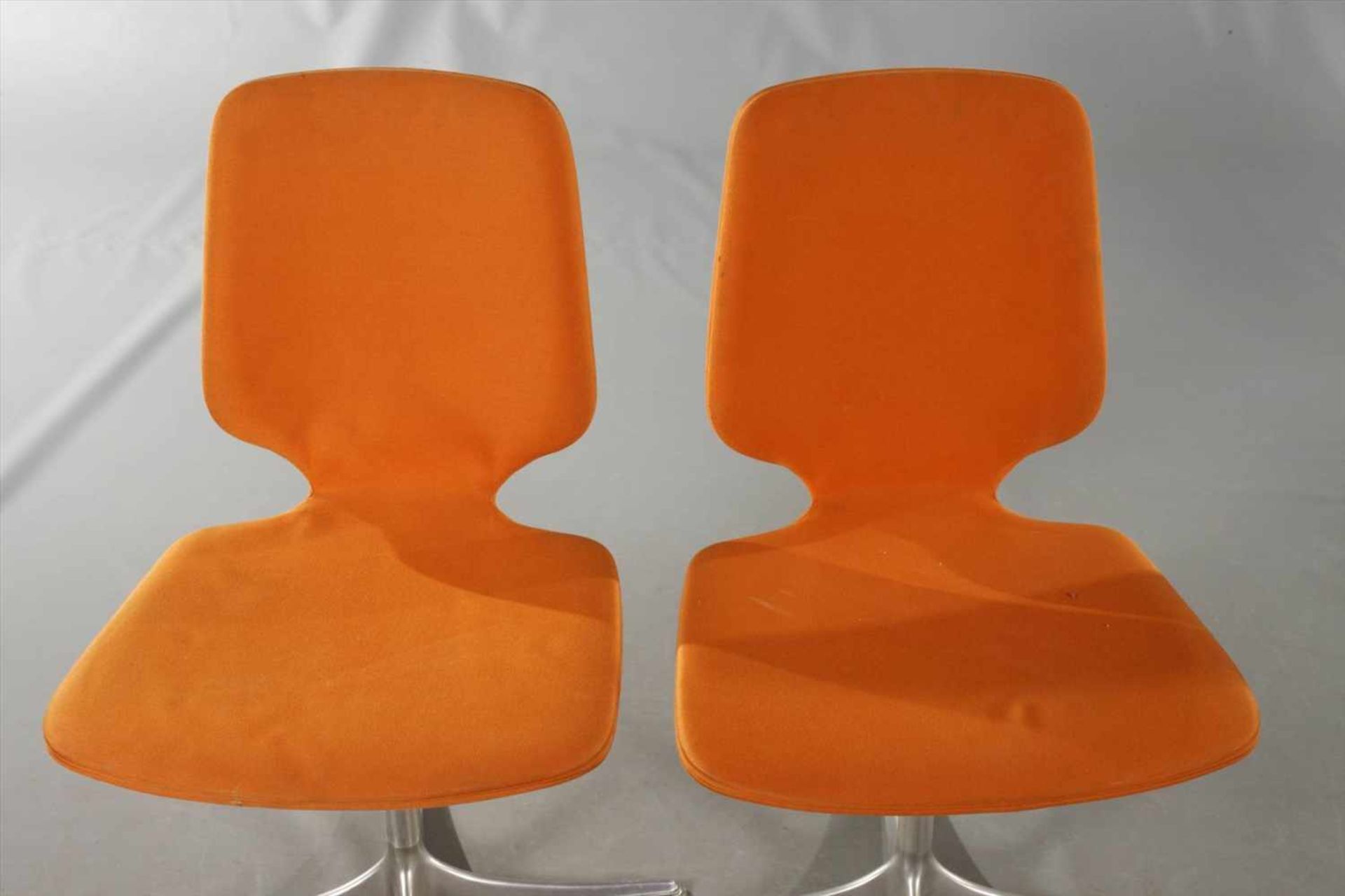 Fünf Stühleunbezeichnet, 1960er Jahre, Drehgestell aus Aluminiumguss, Sitzschalen mit federnder - Bild 2 aus 7