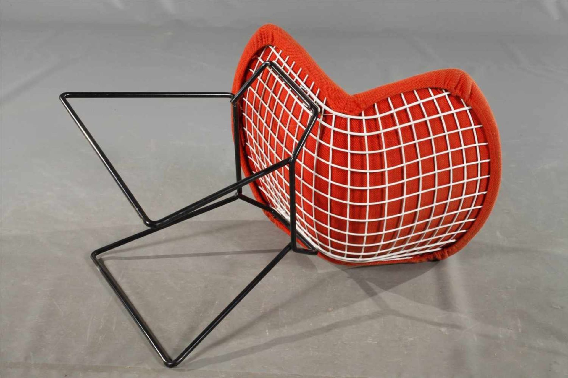 Sechs Wire ChairsEntwurf Harry Bertoia 1951, Ausführung wohl 1990er Jahre, Gestell schwarz-weiß - Bild 2 aus 3