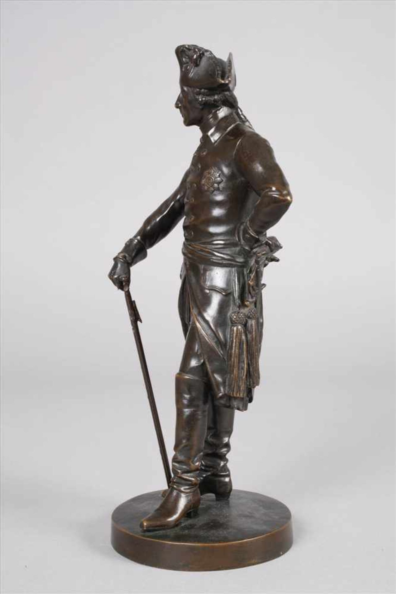 Friedrich II. "Alter Fritz"20. Jh., unsigniert, Bronze dunkel patiniert, Darstellung des stehenden - Bild 4 aus 7