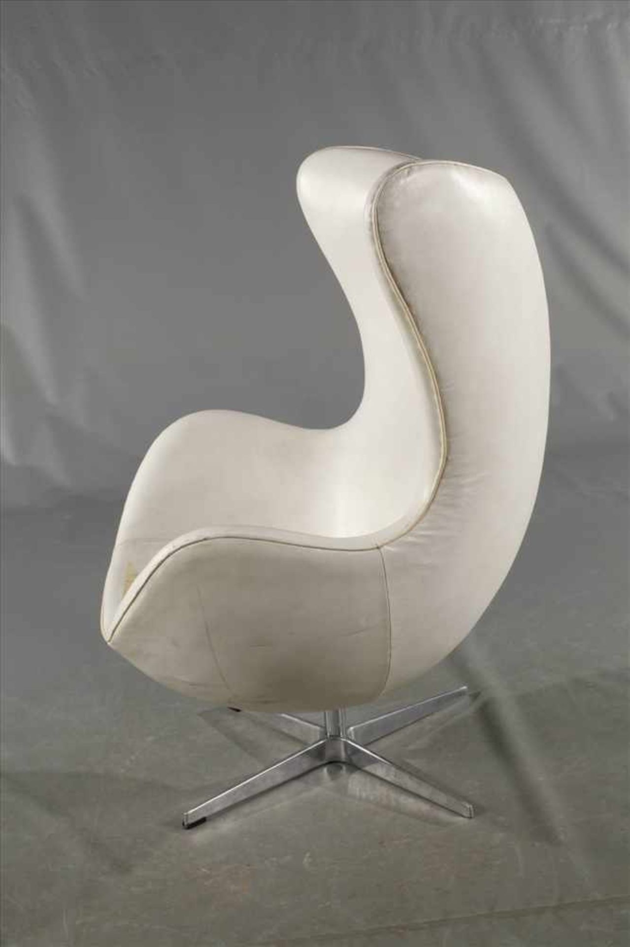 Egg Chair nach einem Entwurf von Arne Jacobsen, wohl 1980er Jahre, Drehgestell aus verchromtem - Bild 2 aus 5