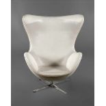Egg Chair nach einem Entwurf von Arne Jacobsen, wohl 1980er Jahre, Drehgestell aus verchromtem