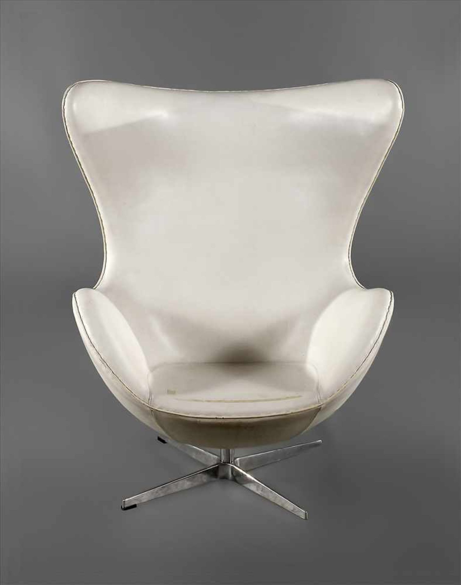 Egg Chair nach einem Entwurf von Arne Jacobsen, wohl 1980er Jahre, Drehgestell aus verchromtem