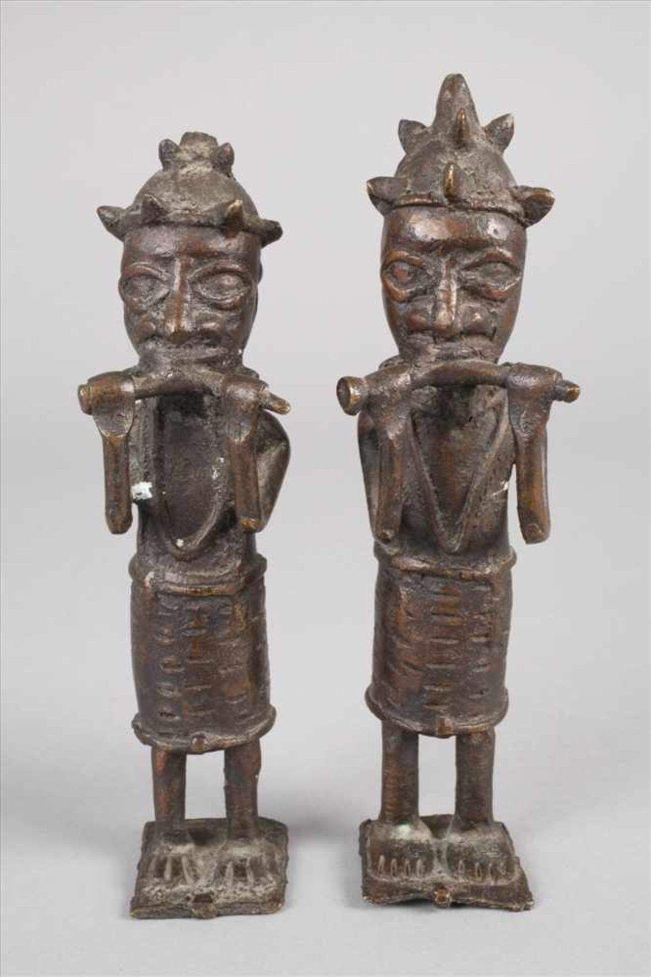 Paar figürliche PlastikenBenin, 20. Jh., Bronze in der verlorenen Form gegossen, die Kunst des - Bild 2 aus 5