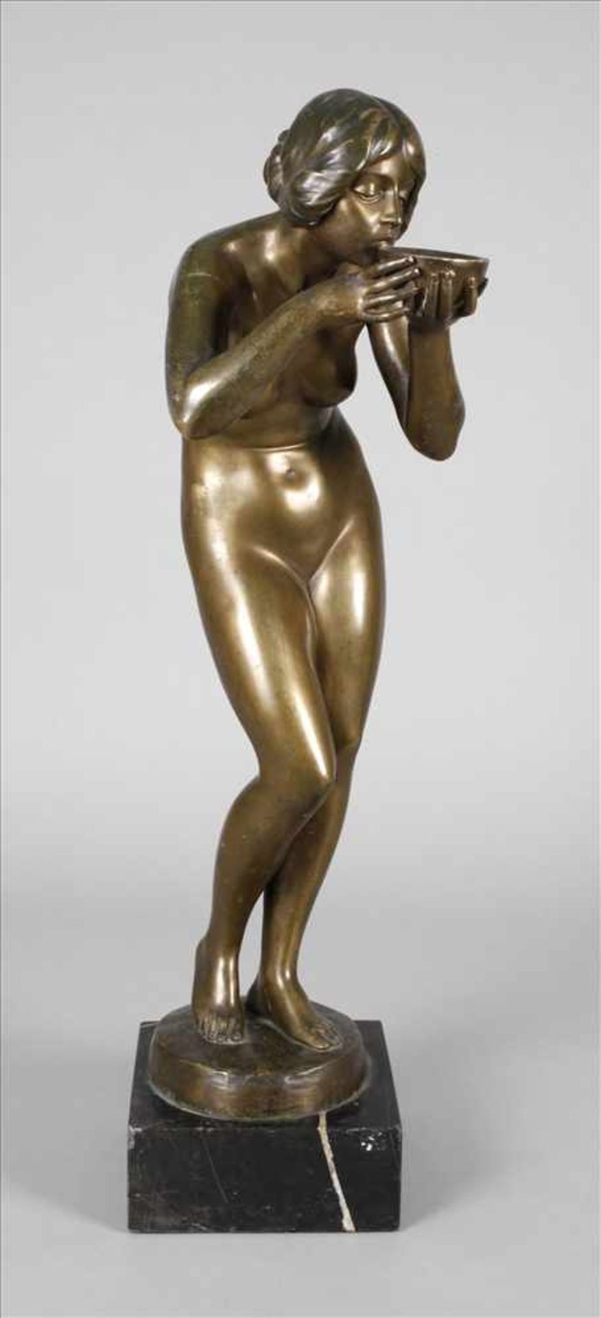 Victor Heinrich Seifert, Trinkendeum 1910, signiert, Bronze grünlich patiniert, Darstellung einer