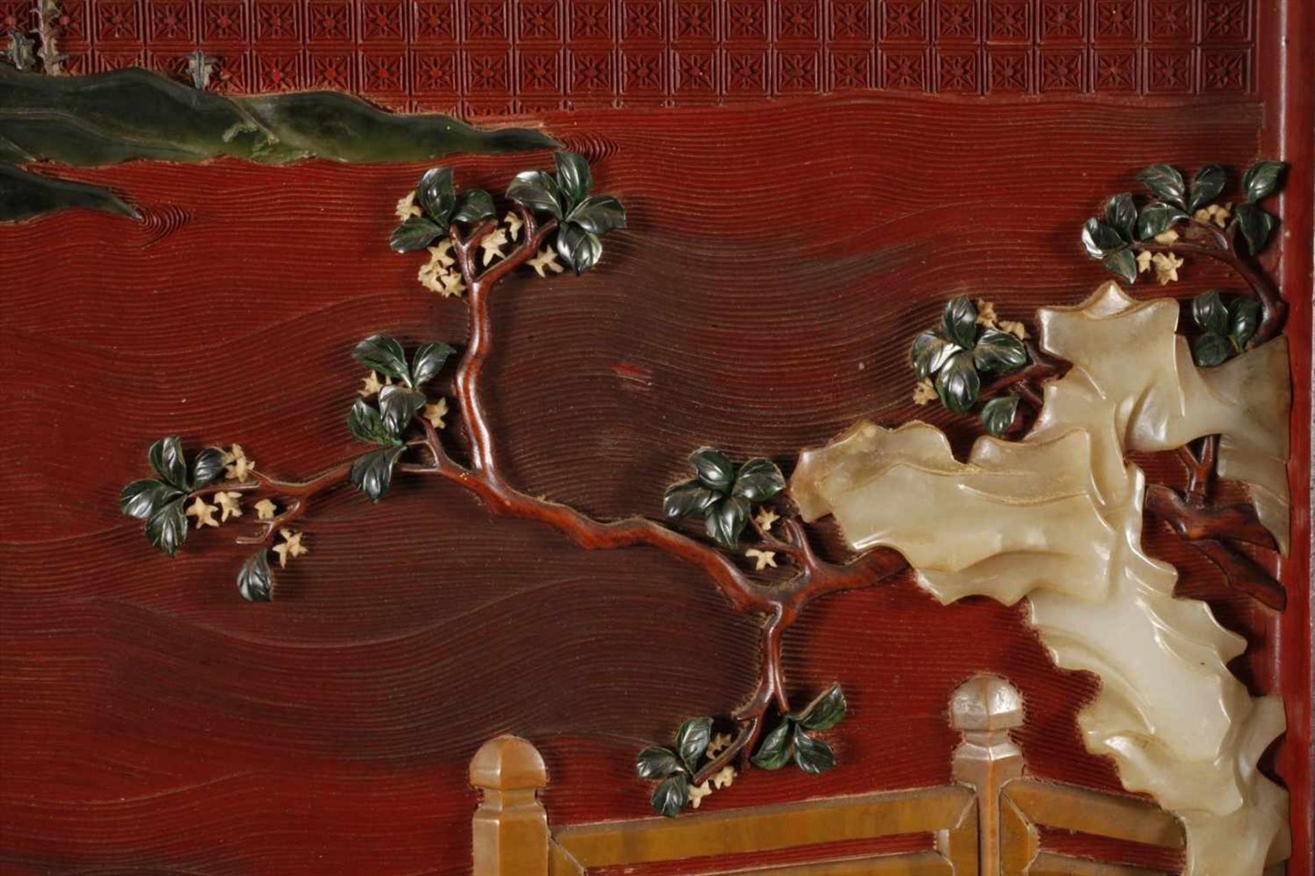 Vier Wandpaneele mit SteinschnitzereienChina, 20. Jh., ungemarkt, roter, ornamental reliefierter - Bild 7 aus 11