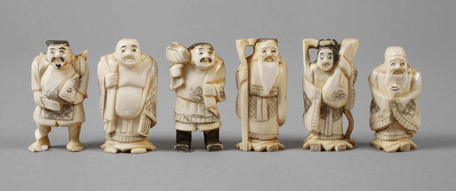 Sechs Elfenbein FigurenChina, 1. Hälfte 20. Jh., signiert, Elfenbein fein beschnitzt, teils graviert