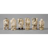 Sechs Elfenbein FigurenChina, 1. Hälfte 20. Jh., signiert, Elfenbein fein beschnitzt, teils graviert