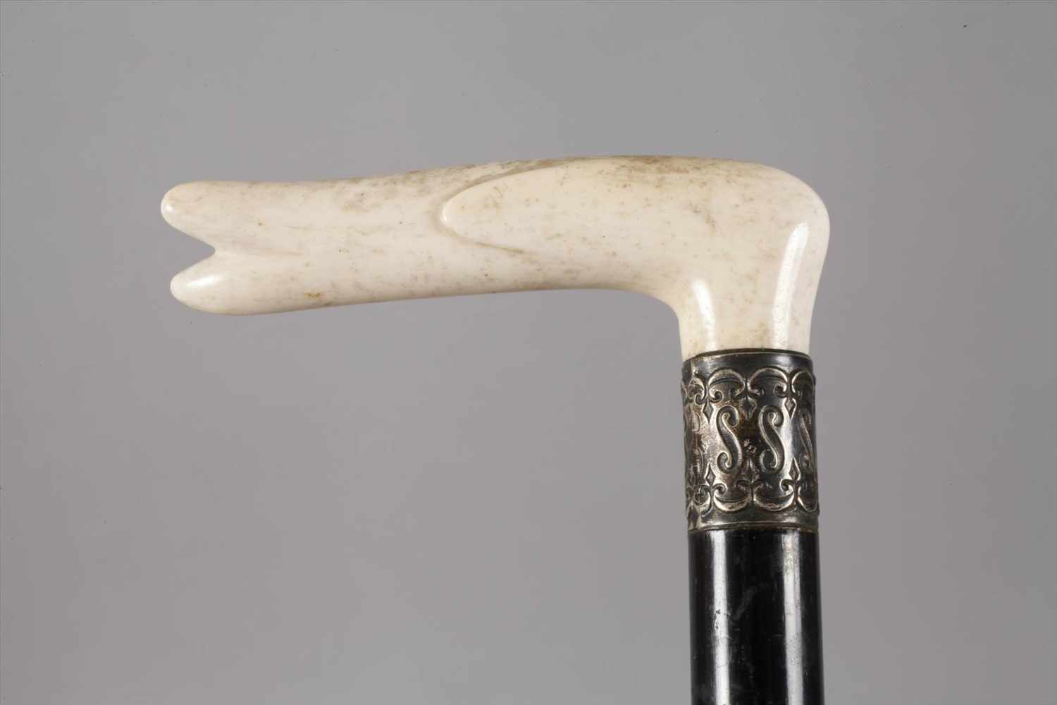 Spazierstock Elfenbeinum 1900, Elfenbein teils aufwendig beschnitzt, abgekantetes Griffstück mit - Image 2 of 5
