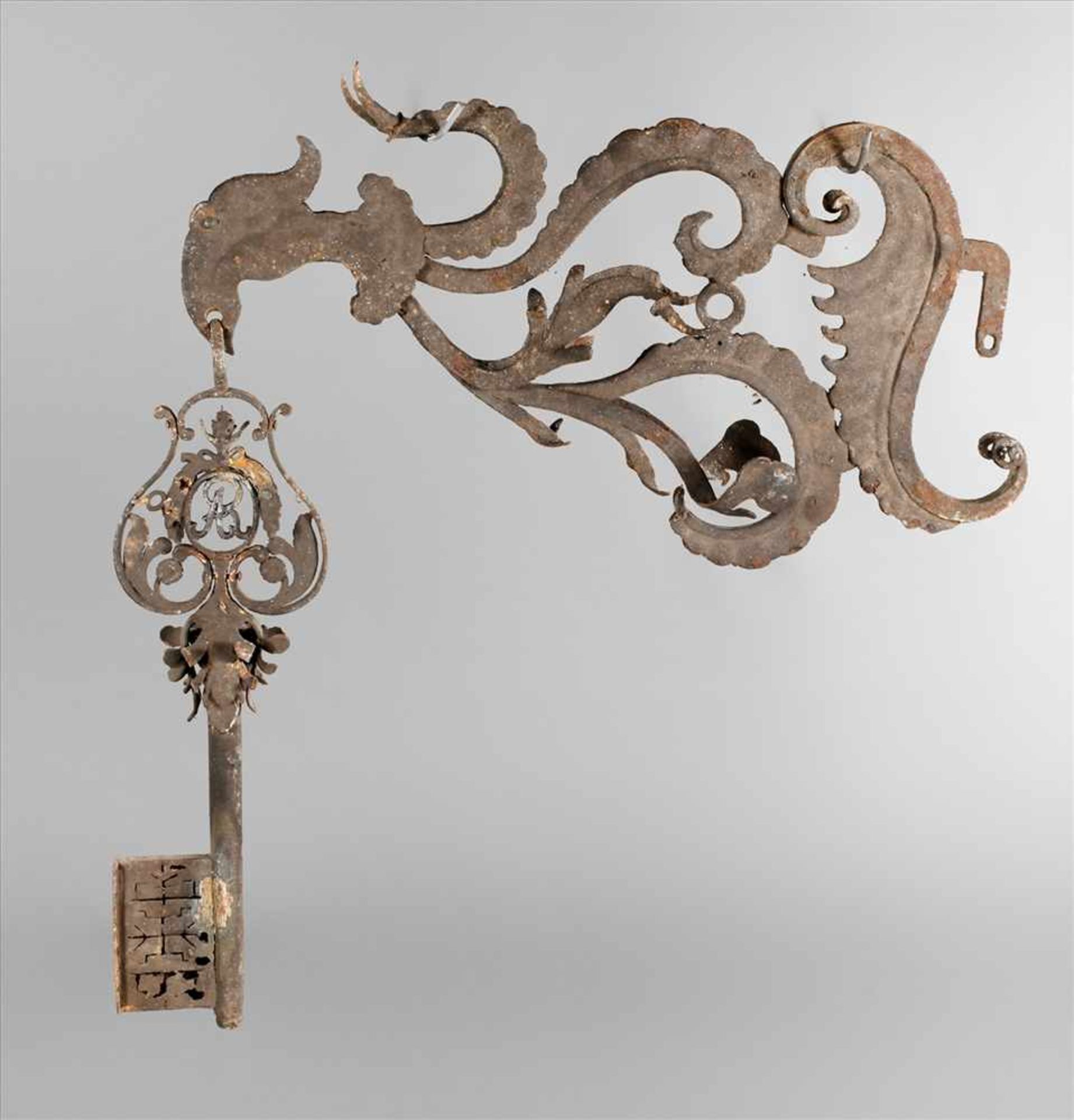 Barocker WandauslegerSchmiedeeisen, in Form eines Adlers, einen Schlüssel im Maul tragend, Adler mit