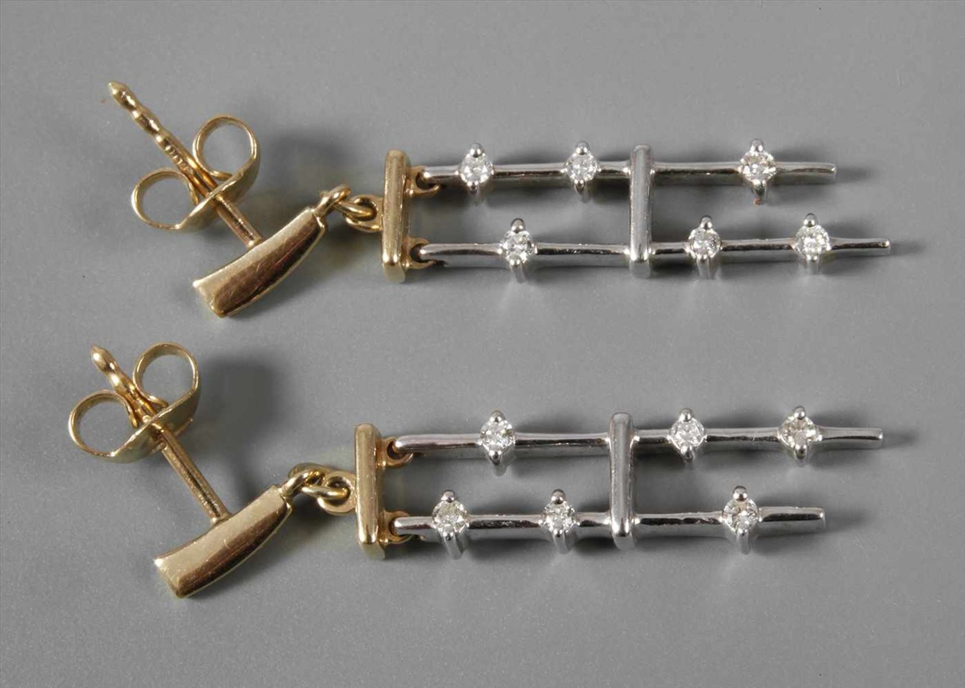 Paar Ohrhänger mit Diamantenum 2000, Weiß- und Gelbgold geprüft 585, jeweils besetzt mit sechs