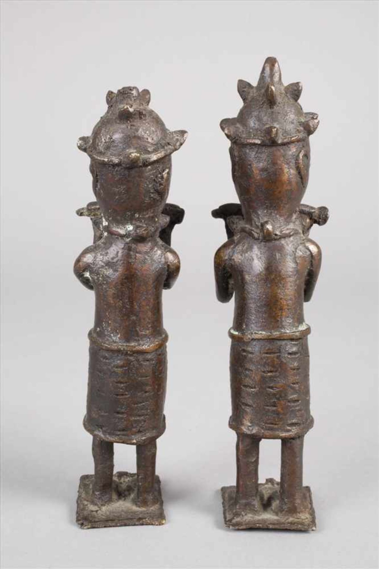 Paar figürliche PlastikenBenin, 20. Jh., Bronze in der verlorenen Form gegossen, die Kunst des - Bild 4 aus 5