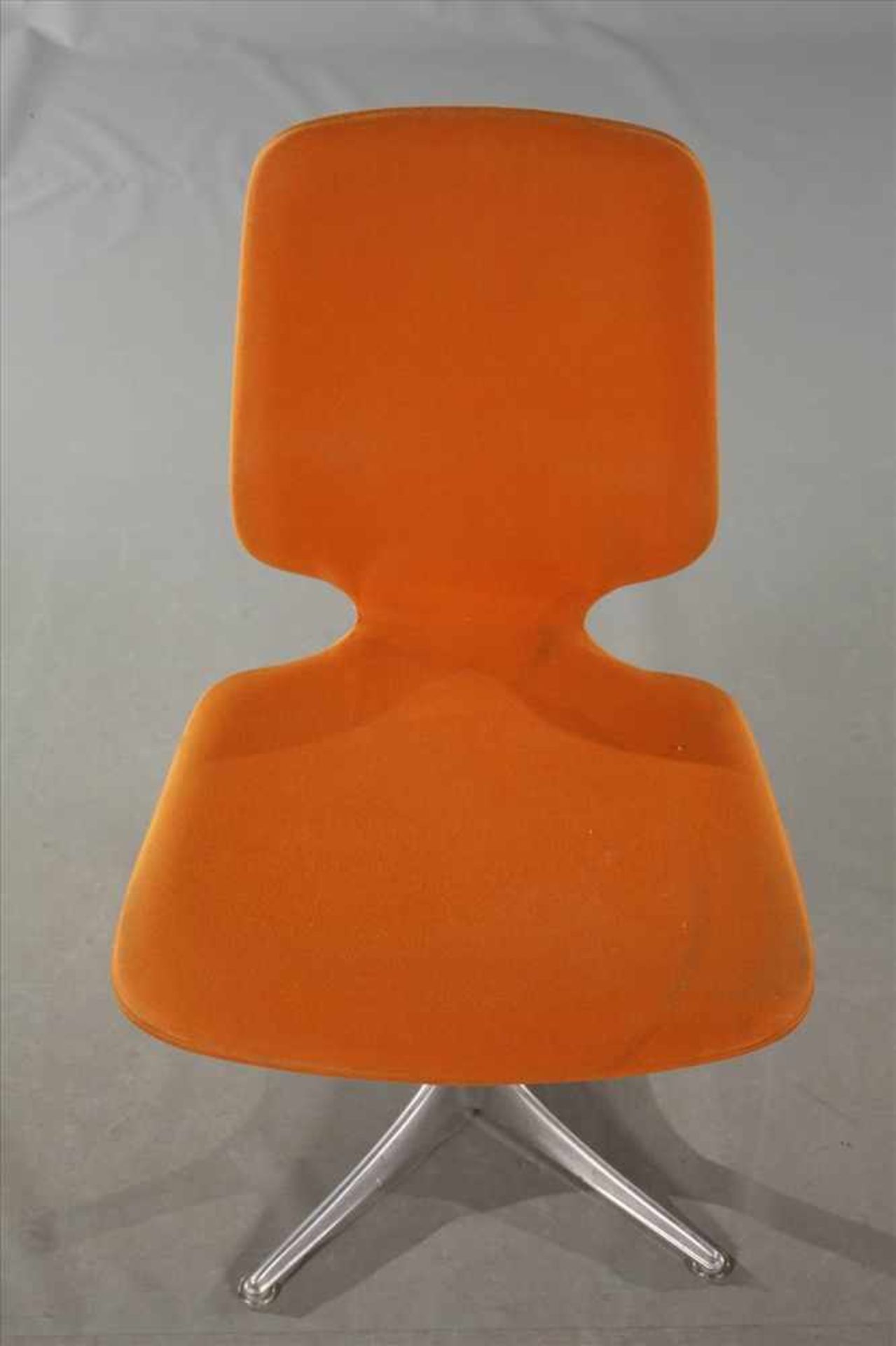 Fünf Stühleunbezeichnet, 1960er Jahre, Drehgestell aus Aluminiumguss, Sitzschalen mit federnder - Bild 4 aus 7