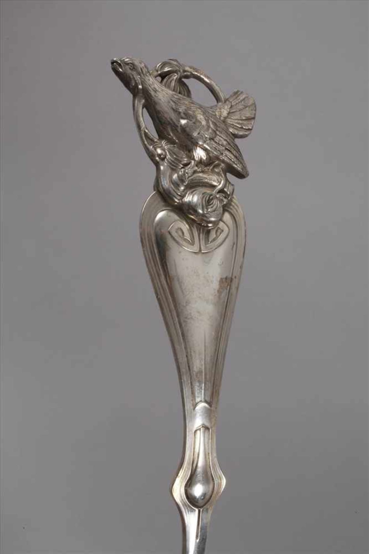 Konvolut Vorlegeteileum 1880 bis 1910, vorwiegend Silber, Tranchierbesteck mit Perlbandrand, - Bild 3 aus 3