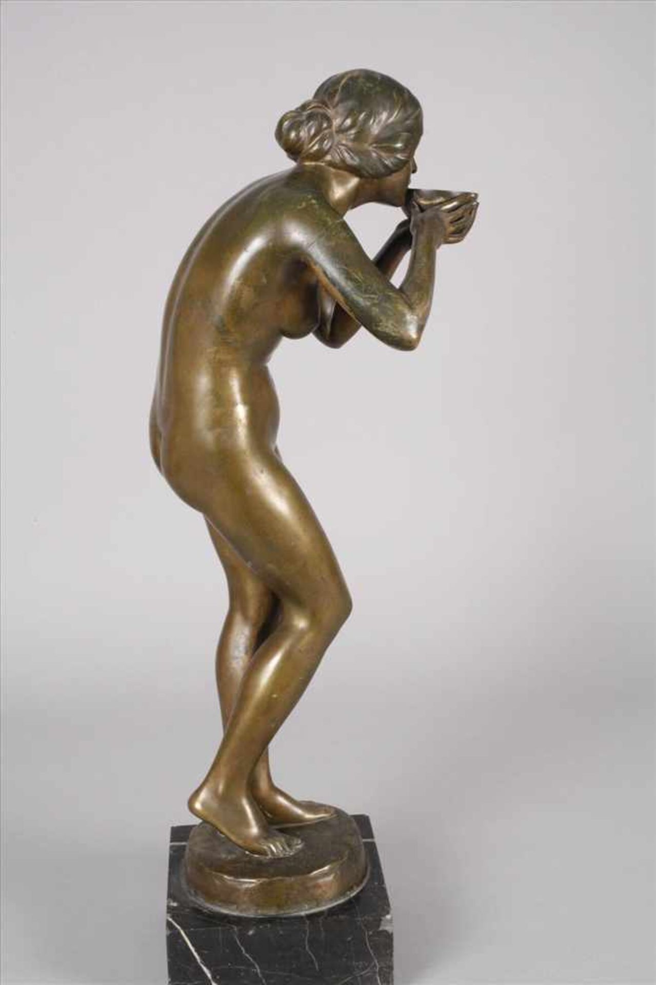 Victor Heinrich Seifert, Trinkendeum 1910, signiert, Bronze grünlich patiniert, Darstellung einer - Bild 3 aus 8