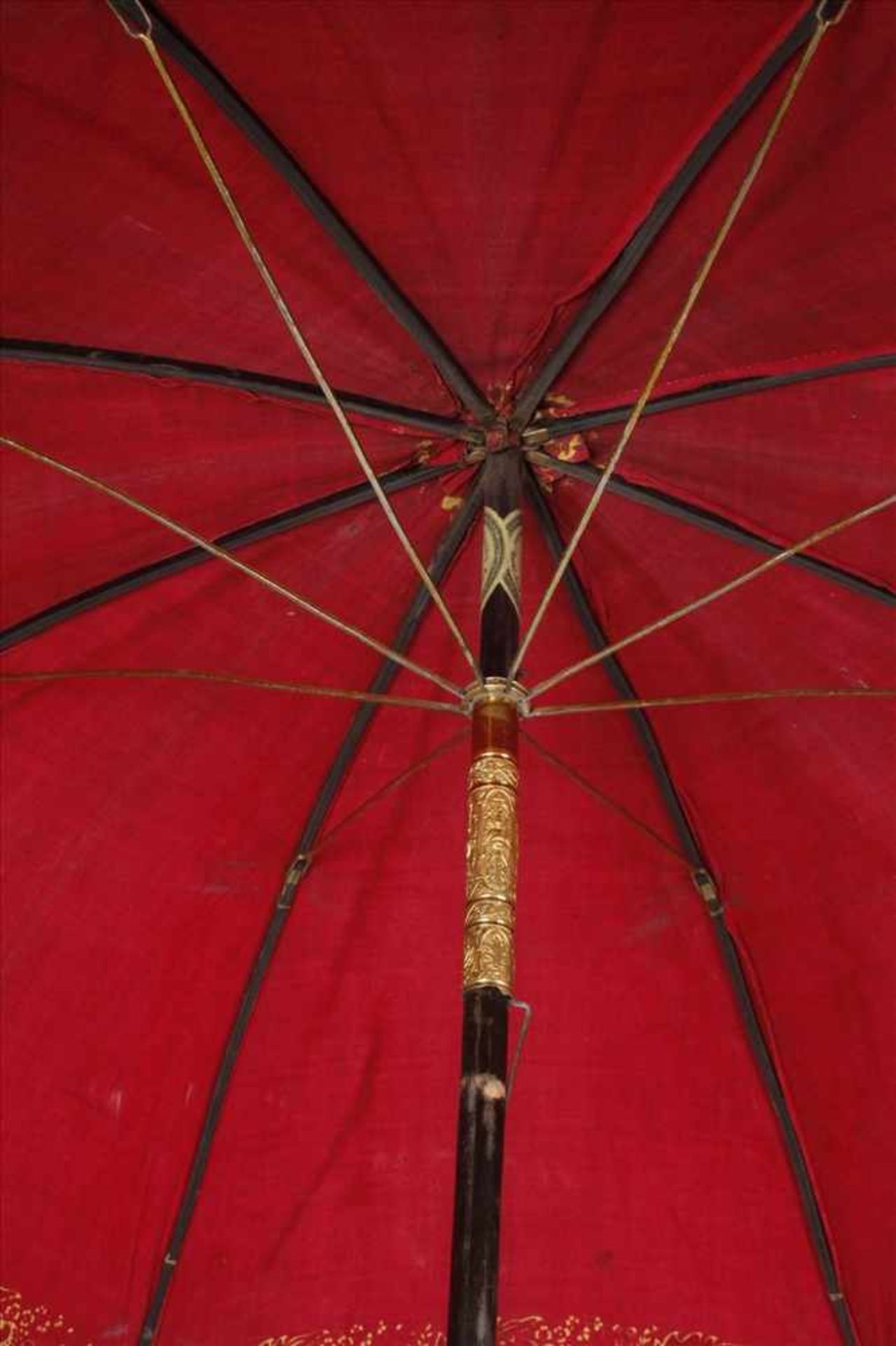 Regenschirmum 1890, Messinggehäuse, fein reliefiert mit historisierenden Ornamenten, das - Bild 3 aus 8