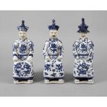 Drei PorzellanfigurenChina, 20. Jh., am Boden zweifach gemarkt, kobaltblau staffiertes,