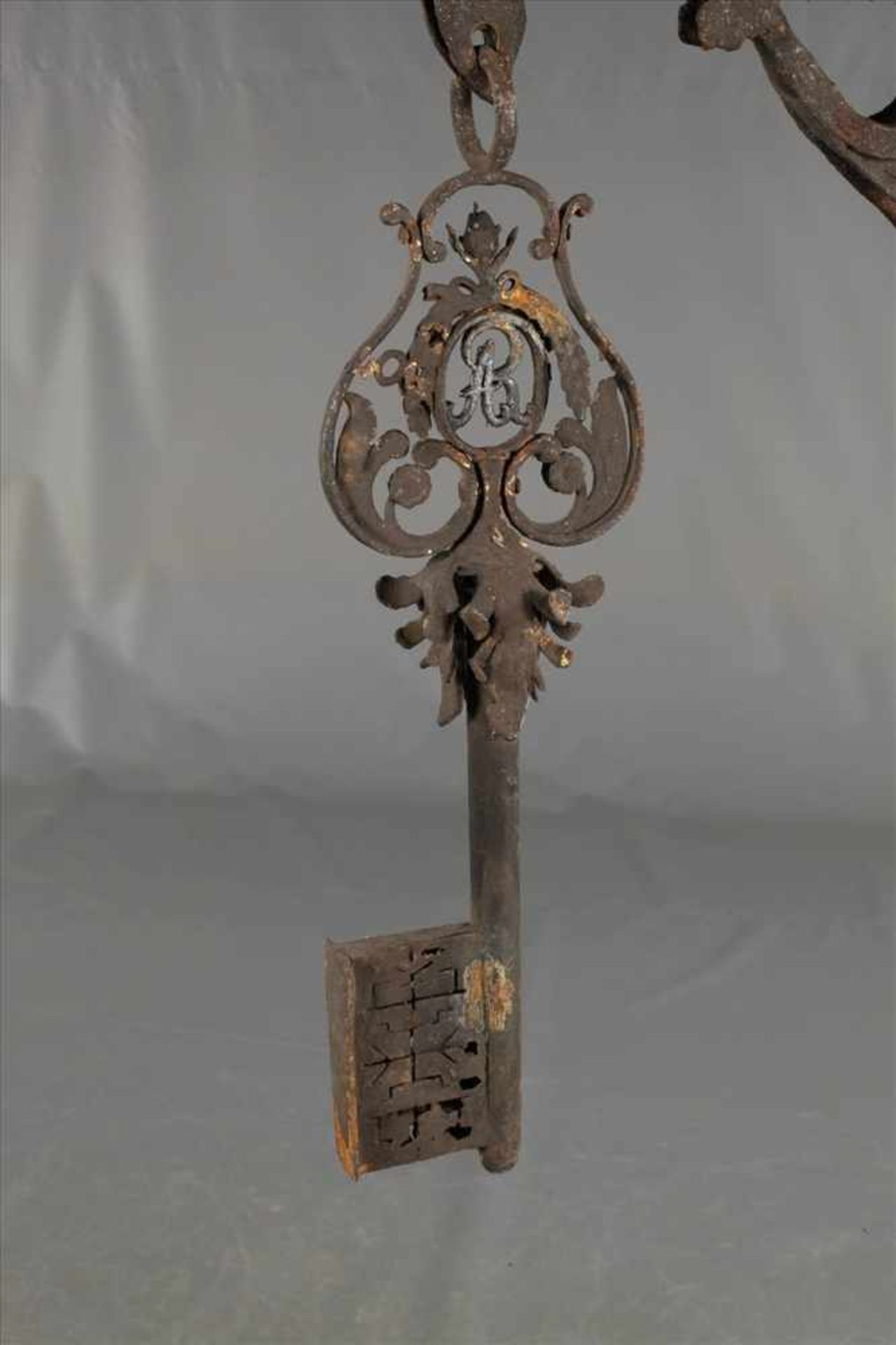 Barocker WandauslegerSchmiedeeisen, in Form eines Adlers, einen Schlüssel im Maul tragend, Adler mit - Bild 3 aus 3