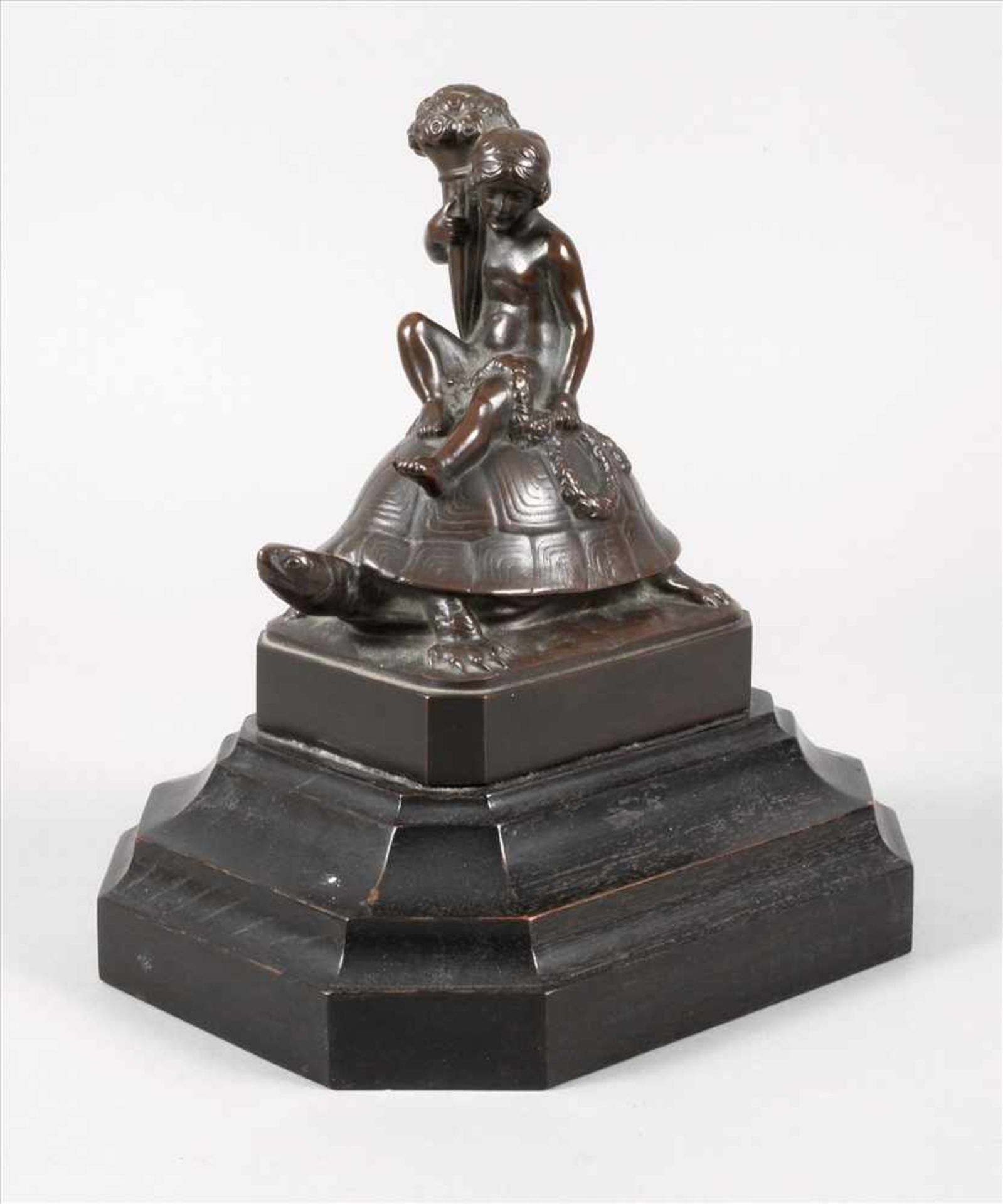 C. Bull, Mädchen auf Schildkröteum 1900, signiert, Gießerstempel Bildgießerei Lauchhammer, Bronze