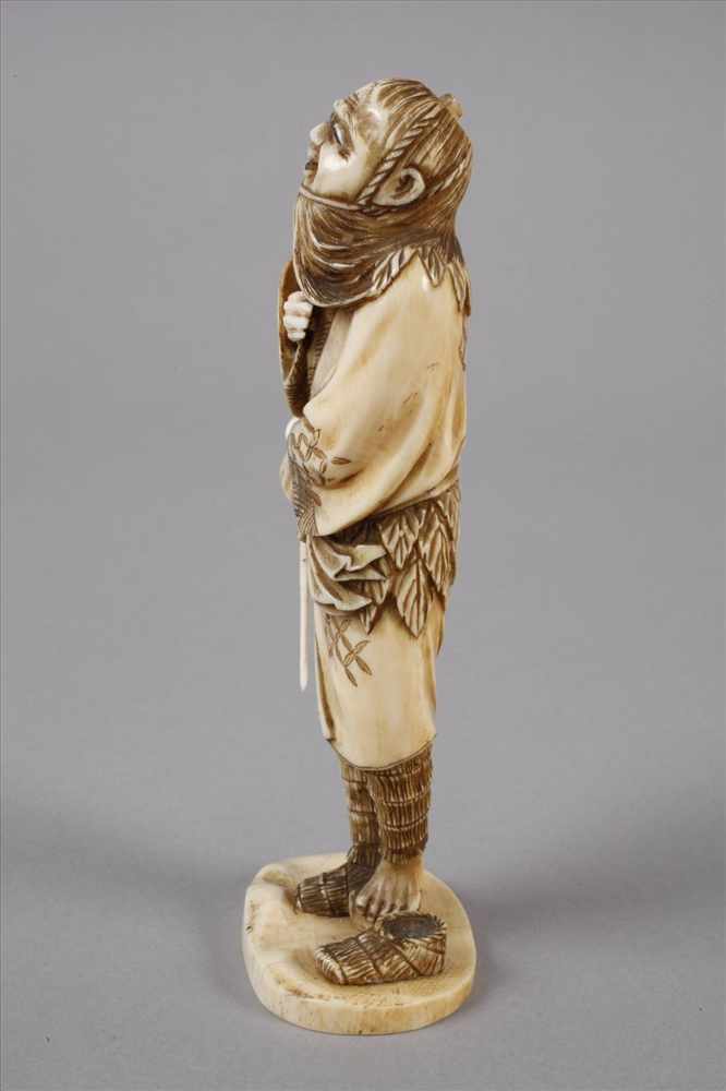 OkimonoEnde 19. Jh., signiert, Elfenbein beschnitzt, graviert und teils farbig gefasst, mehrteilig - Image 4 of 6