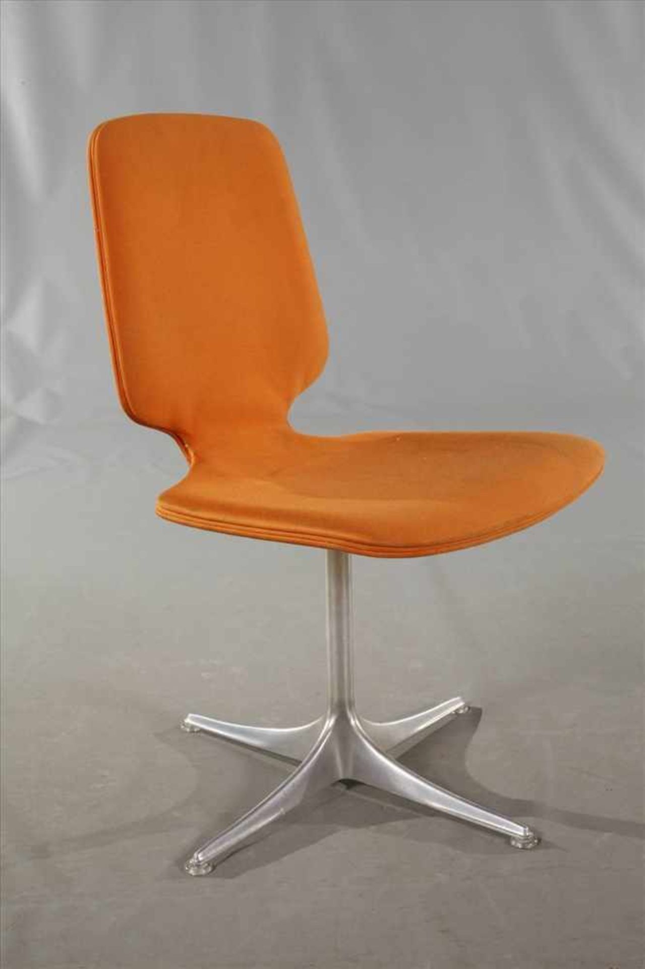 Fünf Stühleunbezeichnet, 1960er Jahre, Drehgestell aus Aluminiumguss, Sitzschalen mit federnder - Bild 5 aus 7