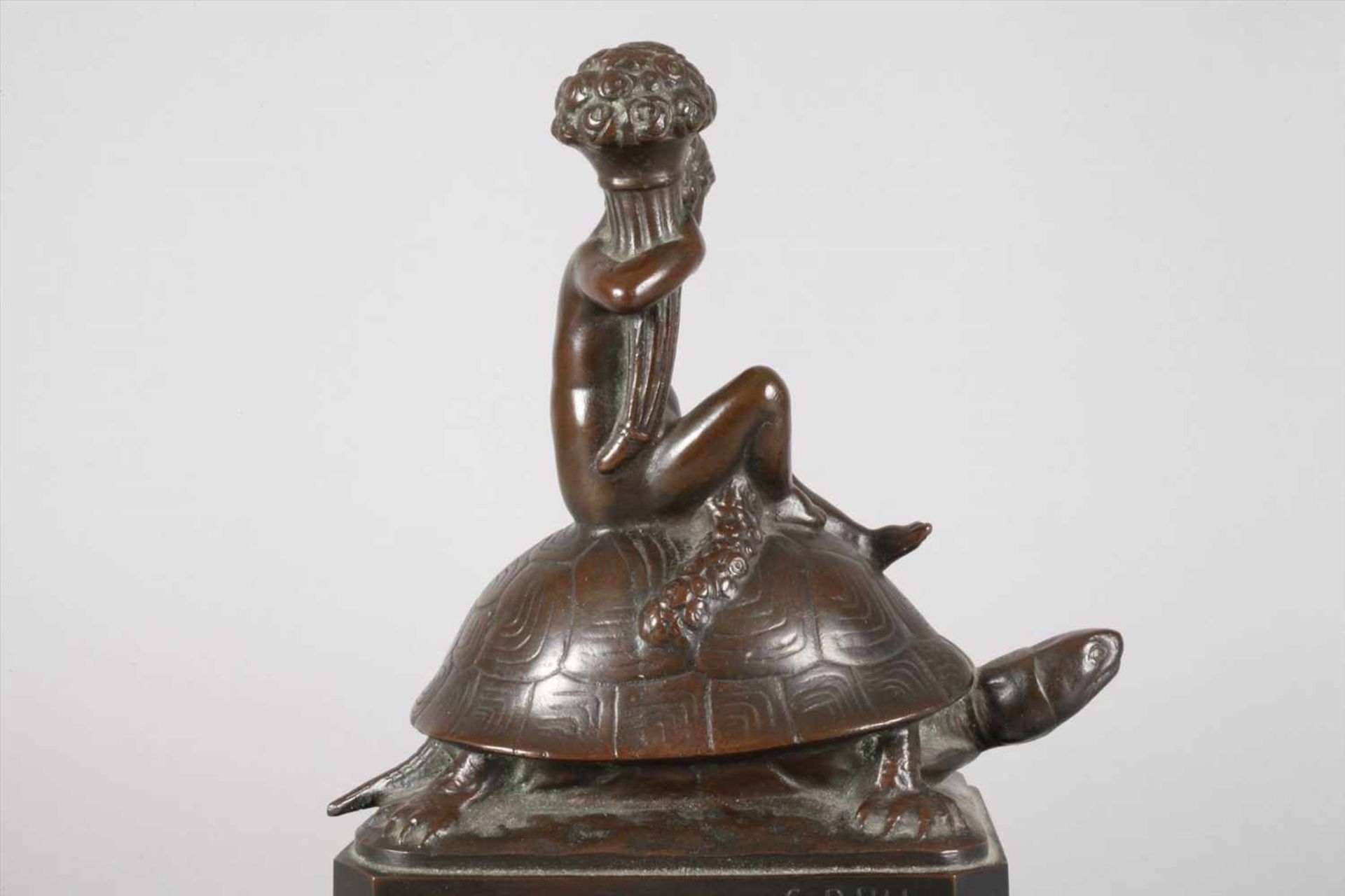 C. Bull, Mädchen auf Schildkröteum 1900, signiert, Gießerstempel Bildgießerei Lauchhammer, Bronze - Bild 3 aus 7