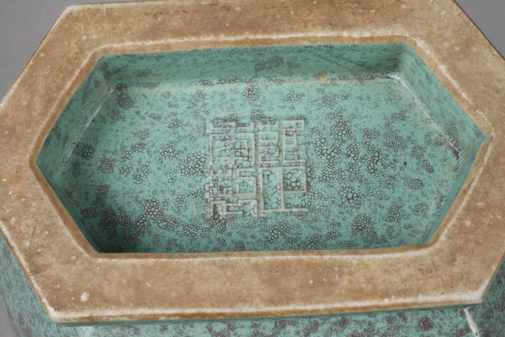 Vase China20. Jh., am Boden geprägte 4-Zeichen-Marke, Porzellan in türkisfarbener Aufglasur mit - Bild 2 aus 3