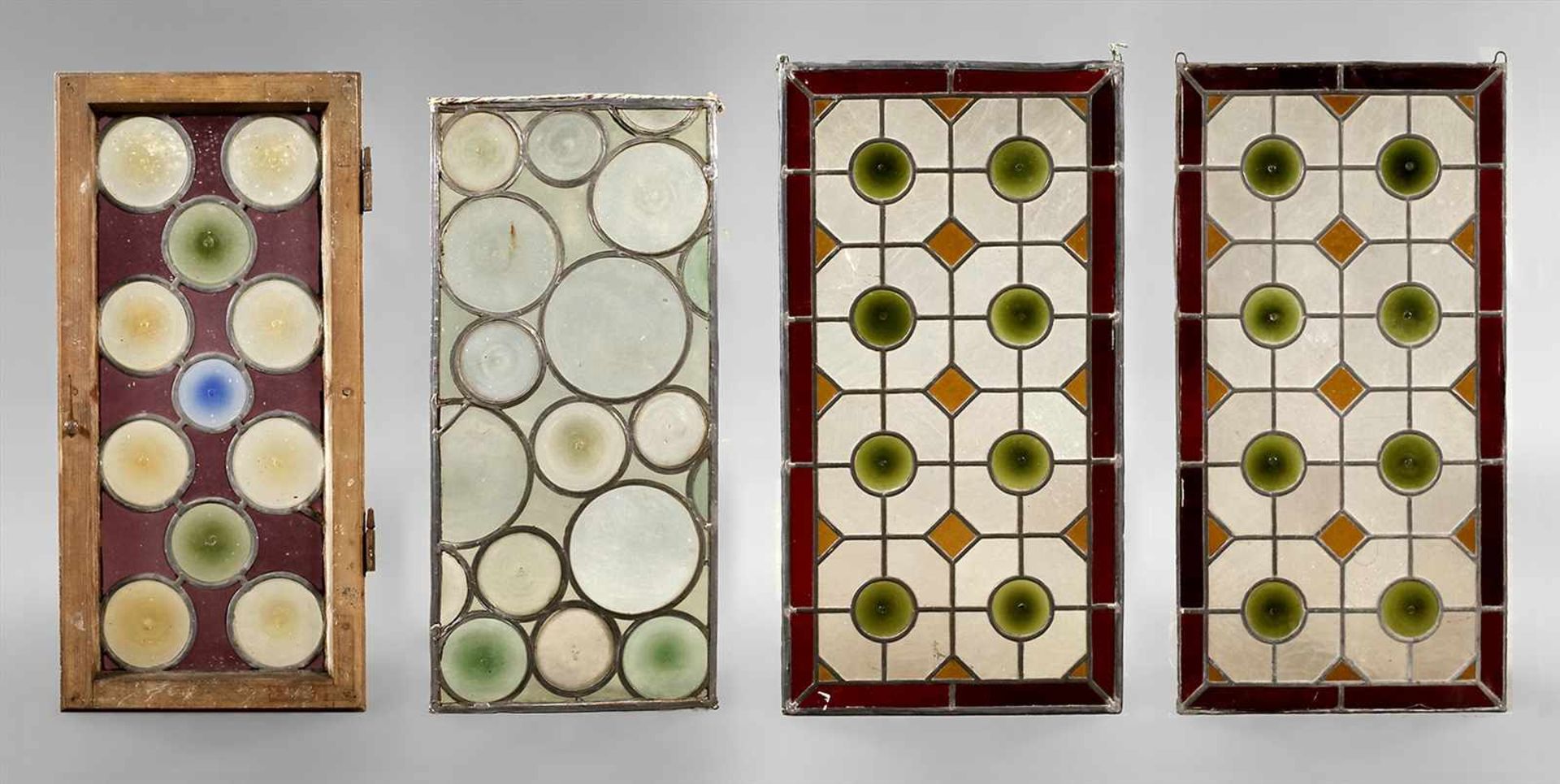 Vier BleiglasfensterButzenscheiben, um 1900, unterschiedliche Motive und Größen, eine Butze mit