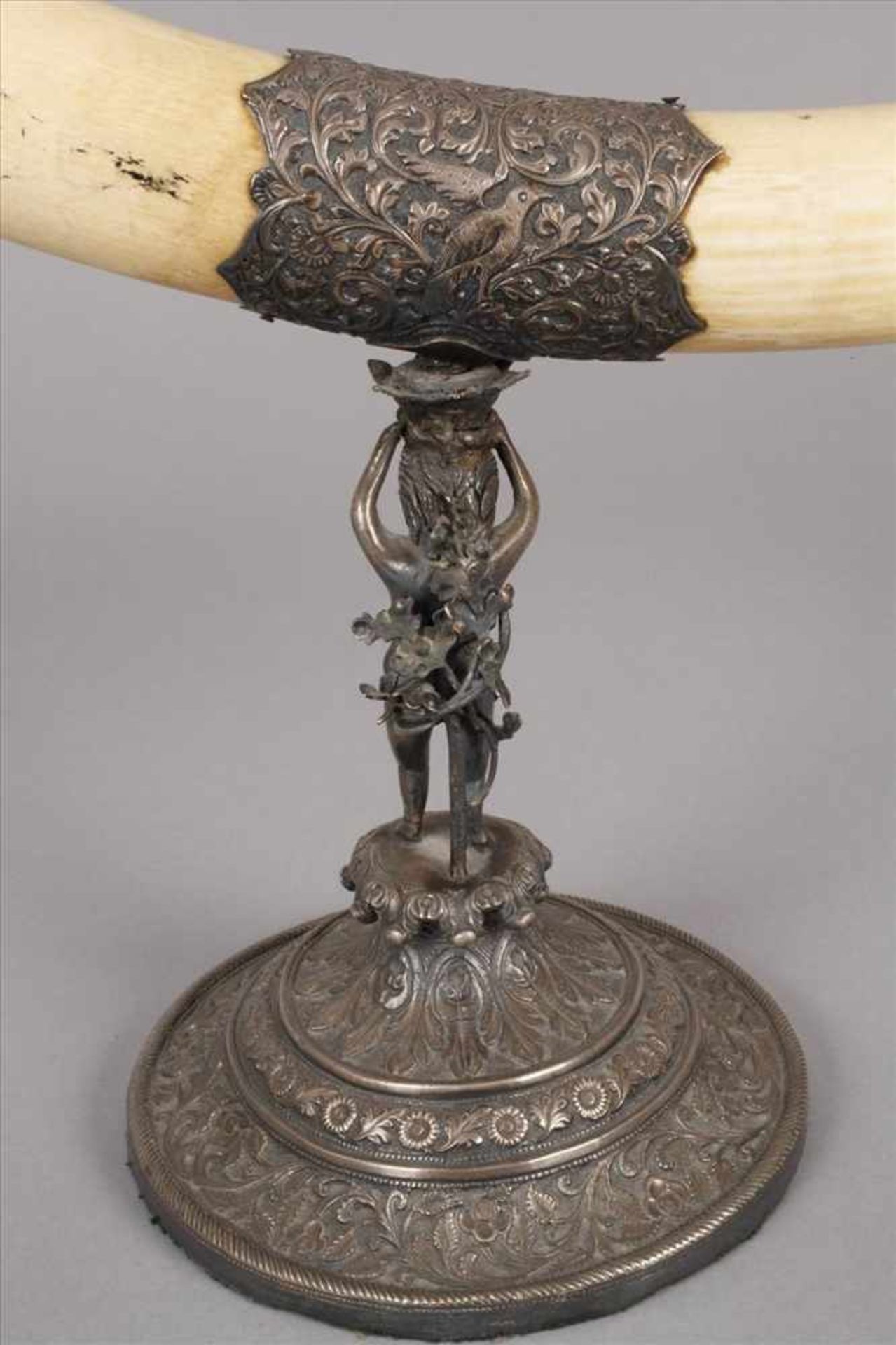 Trinkhorn Silber19. Jh., aufwendig getriebene Silbermontierung mit reliefiertem Rankenmotiv, - Bild 4 aus 6