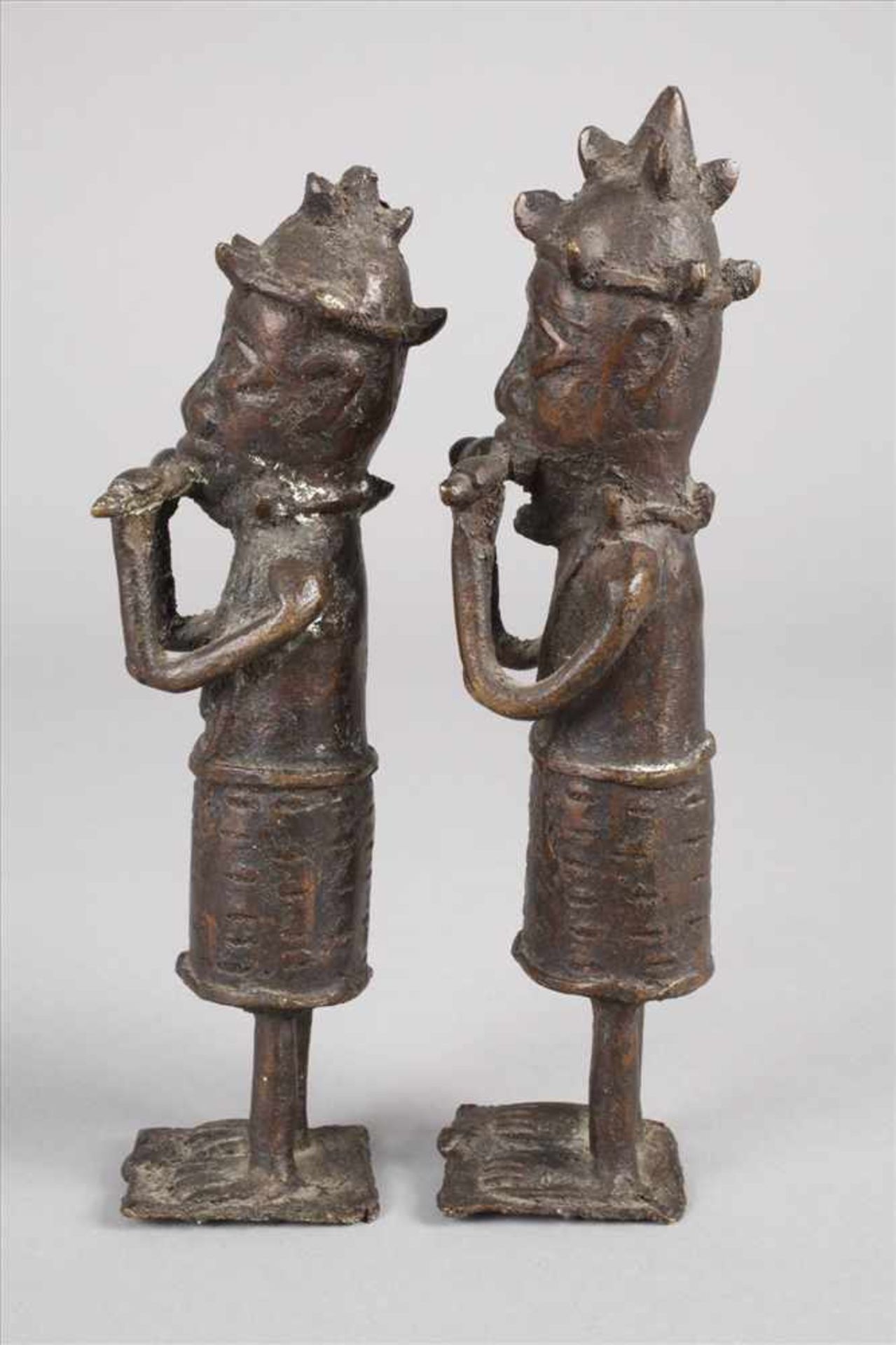 Paar figürliche PlastikenBenin, 20. Jh., Bronze in der verlorenen Form gegossen, die Kunst des - Bild 5 aus 5