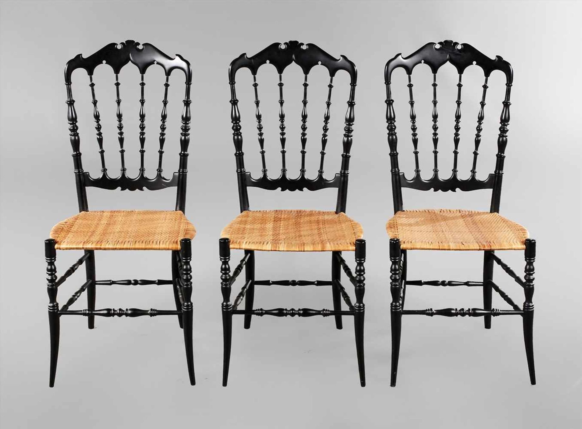 Drei Chiavari-Stühle Entwurf Giuseppe Gaetano Descalzi, Ausführung Italien, 1950/60er Jahre, Holz