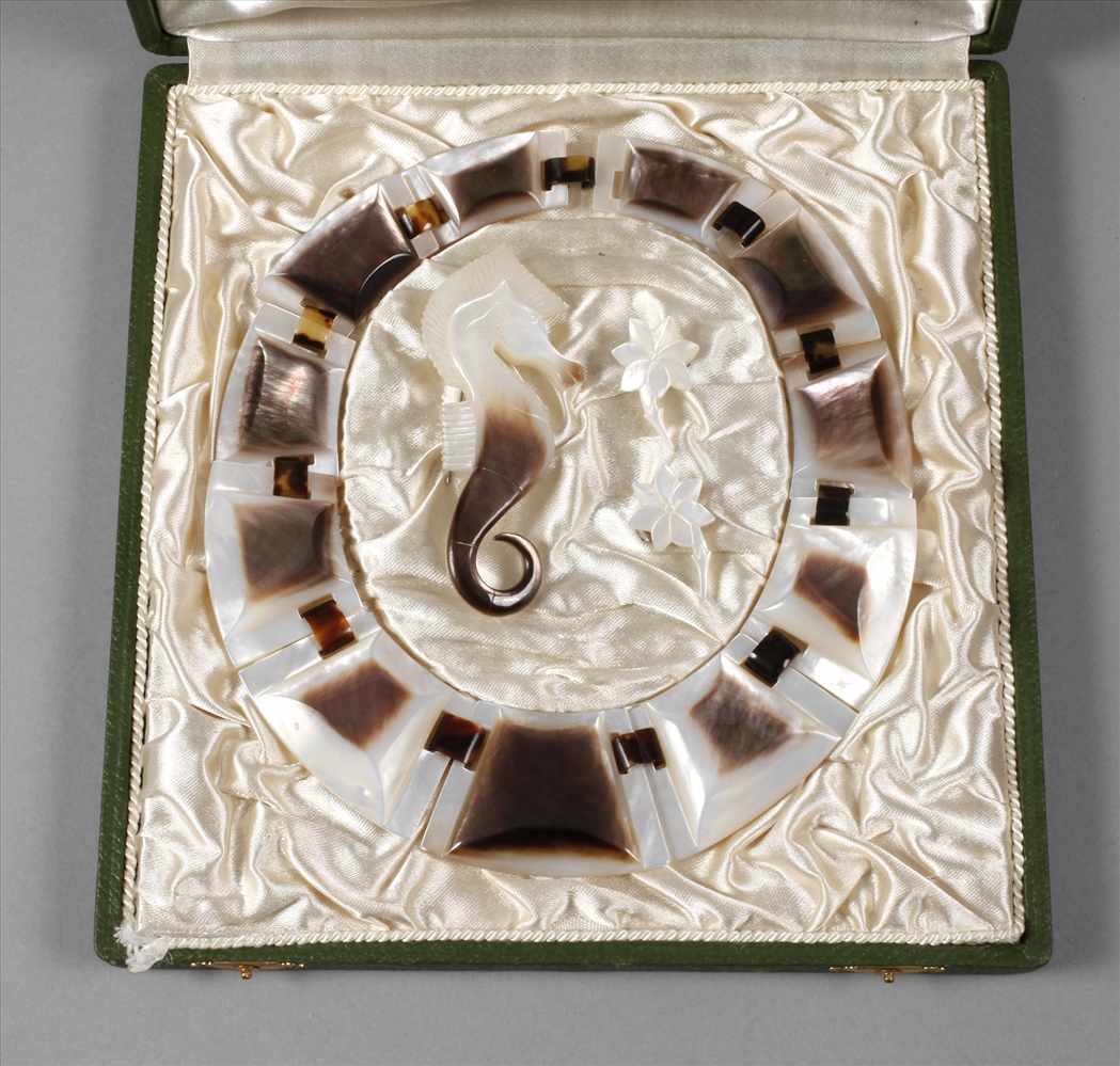 Schmuckset Perlmutterum 1930, bestehend aus Collier, Brosche in Form eines Seepferdchens und einem