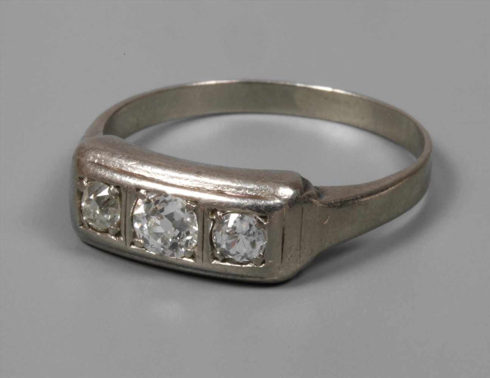 Damenring mit Diamantenum 1920, Weißgold gestempelt 585, besetzt mit drei Altschliffdiamanten von