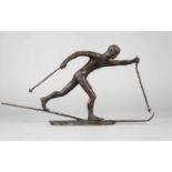 Monogrammist GH, Skiläufermonogrammiert und datiert 1968, Bronze dunkel patiniert, abstrahierte