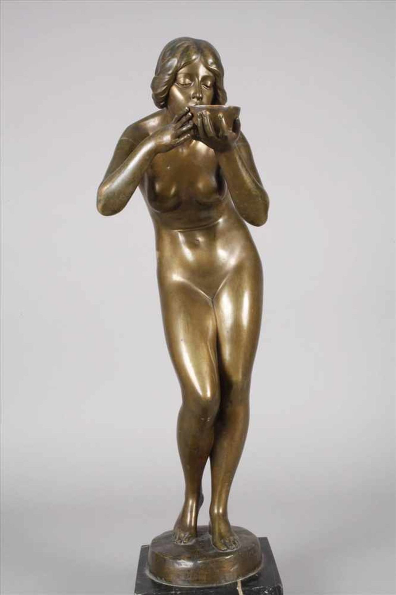 Victor Heinrich Seifert, Trinkendeum 1910, signiert, Bronze grünlich patiniert, Darstellung einer - Bild 2 aus 8