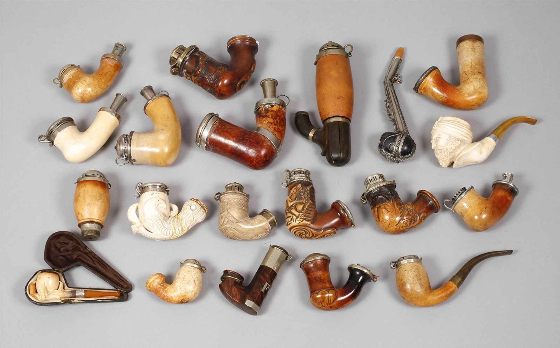 Großes Konvolut Pfeifenköpfevorwiegend 19. Jh., 20 Stück, Meerschaum beschnitzt, mit