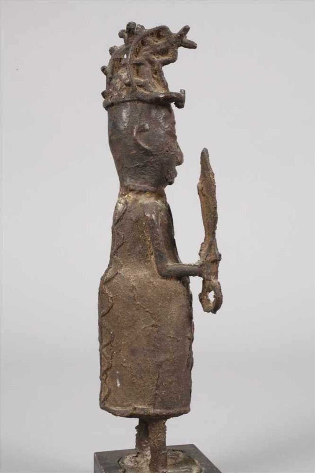 Bronzefigur Benin20. Jh., am Fuß altes Sammleretikett, in der verlorenen Form gegossen, Figur - Bild 4 aus 6